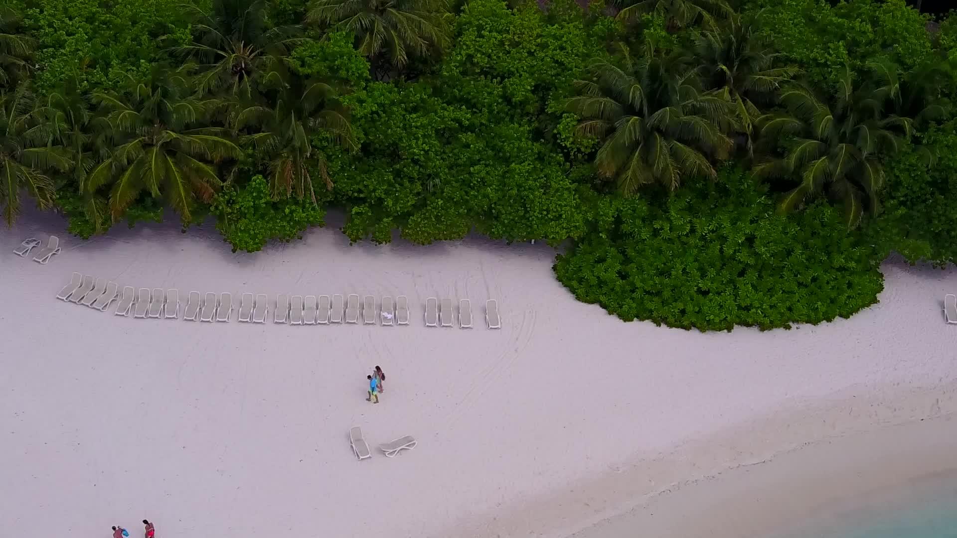 天堂岛海滩以蓝海和白沙为背景在空中抽象无人驾驶视频的预览图