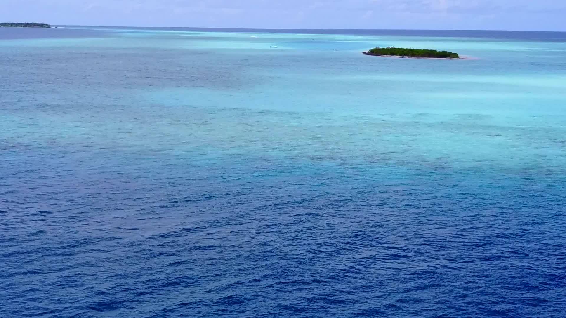 蓝色海洋和白色沙尘背景的美丽度假胜地海滩度假自然度假度假视频的预览图