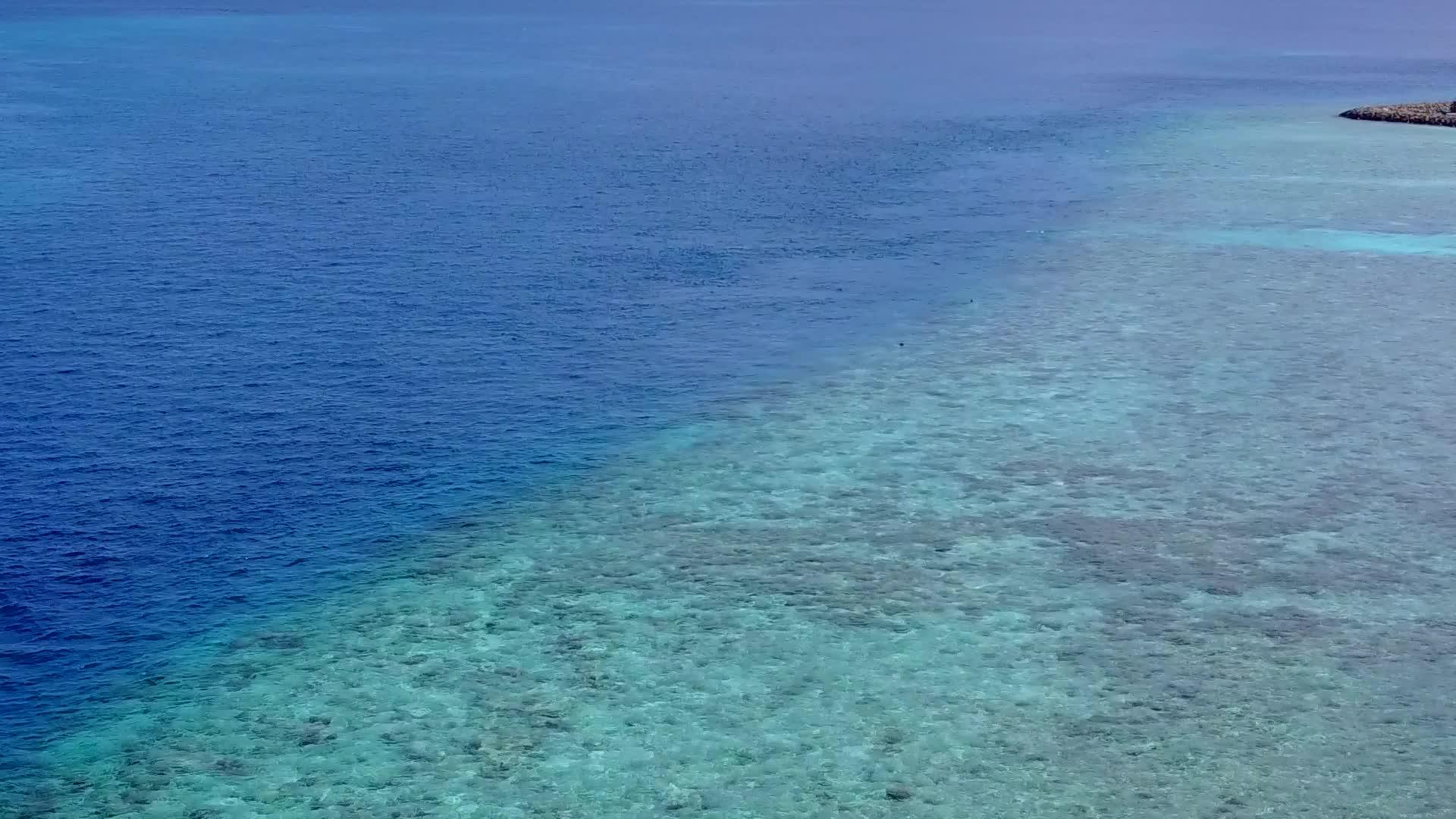 绿松石海洋以白沙为背景观赏美丽的旅游海滩时间视频的预览图