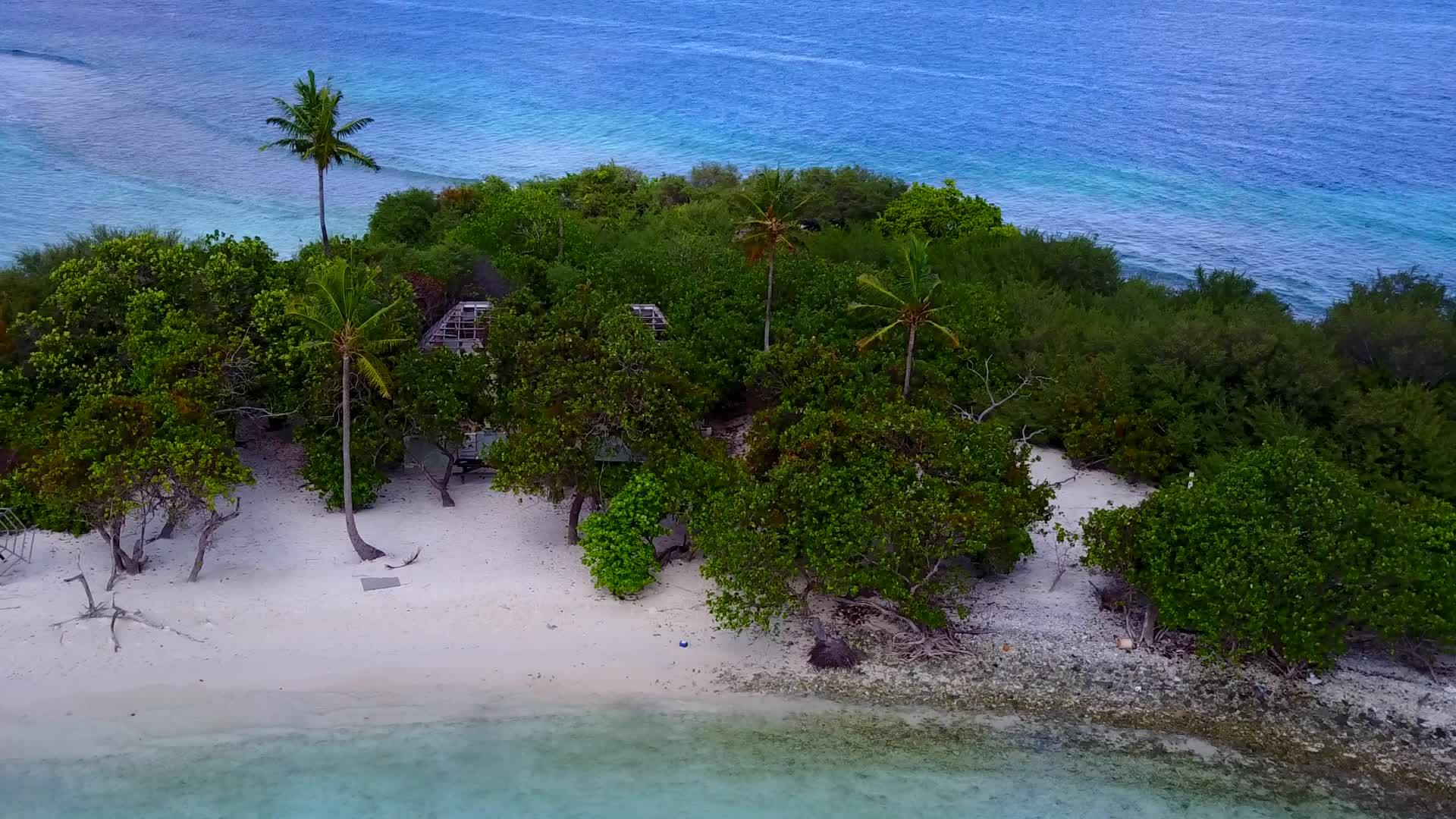 水蓝色海洋无人机在白沙的背景下观看放松的海岸线海滩生活视频的预览图