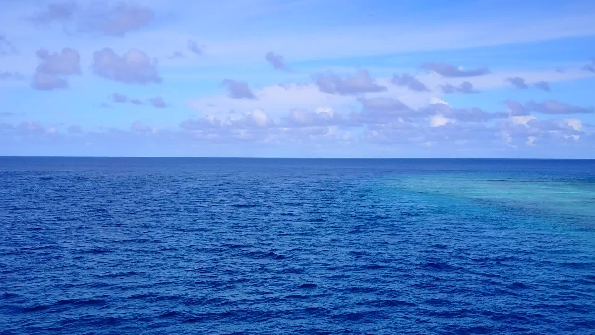 海洋环礁湖海滩冒险无人飞行飞机景观由白沙背景视频的预览图