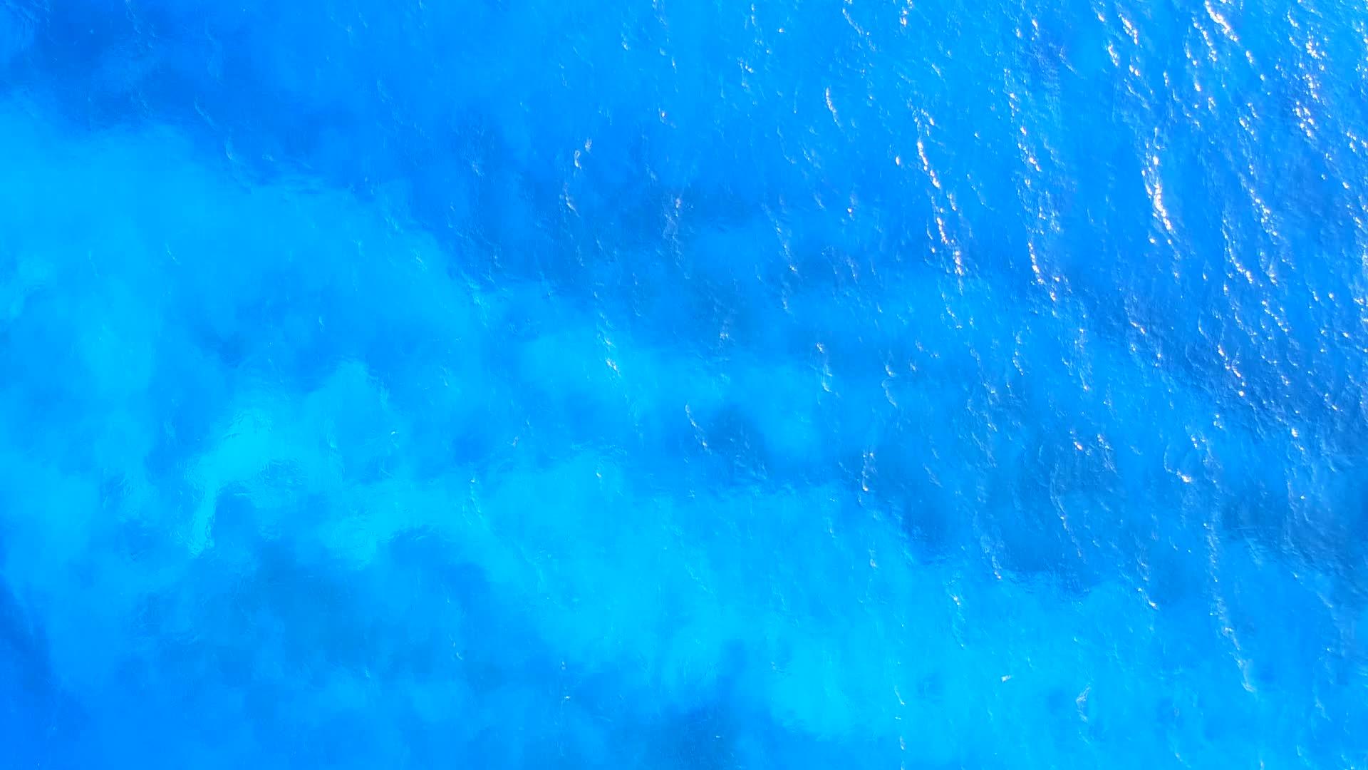 在水、蓝海和白沙的背景下轻松的海景海滩在空中无人机旅行视频的预览图