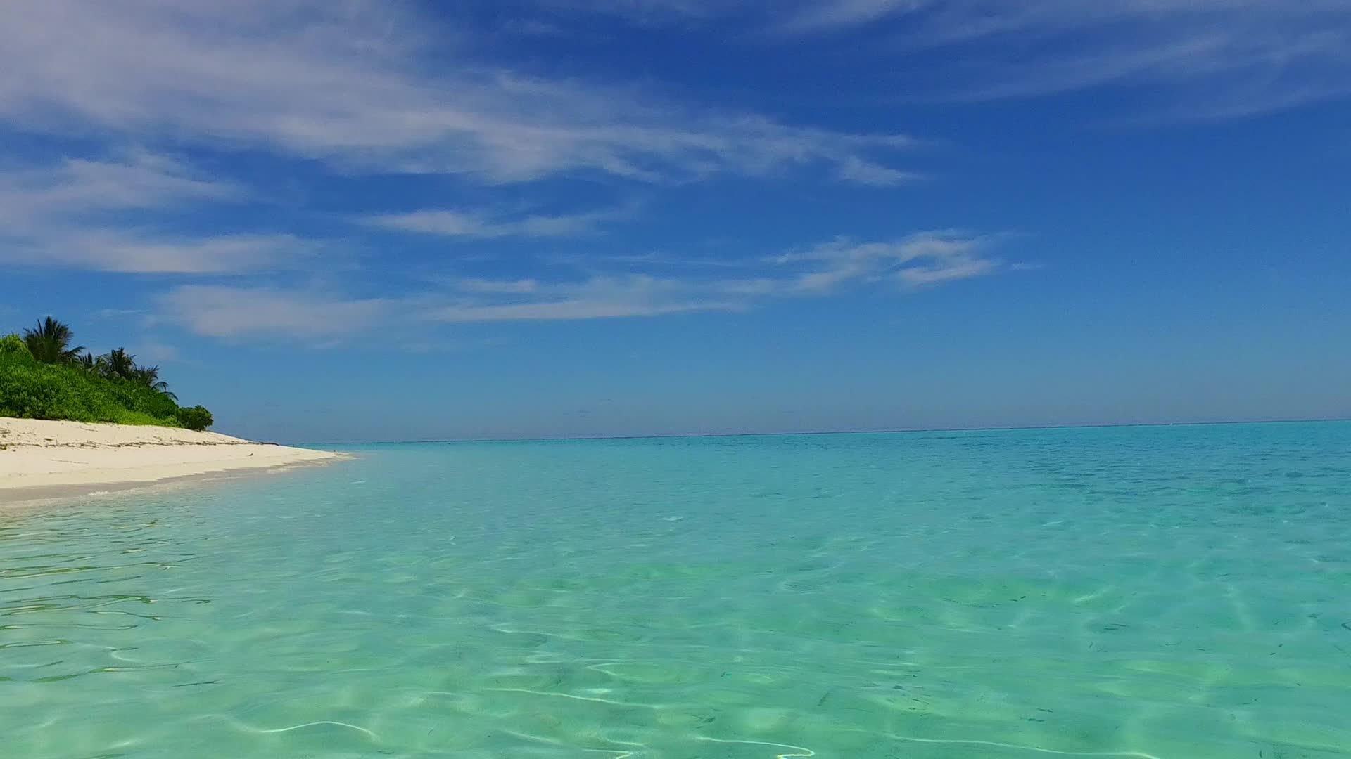 完美的沿海海滩生活方式以蓝海和白沙为背景在空中无人驾驶视频的预览图