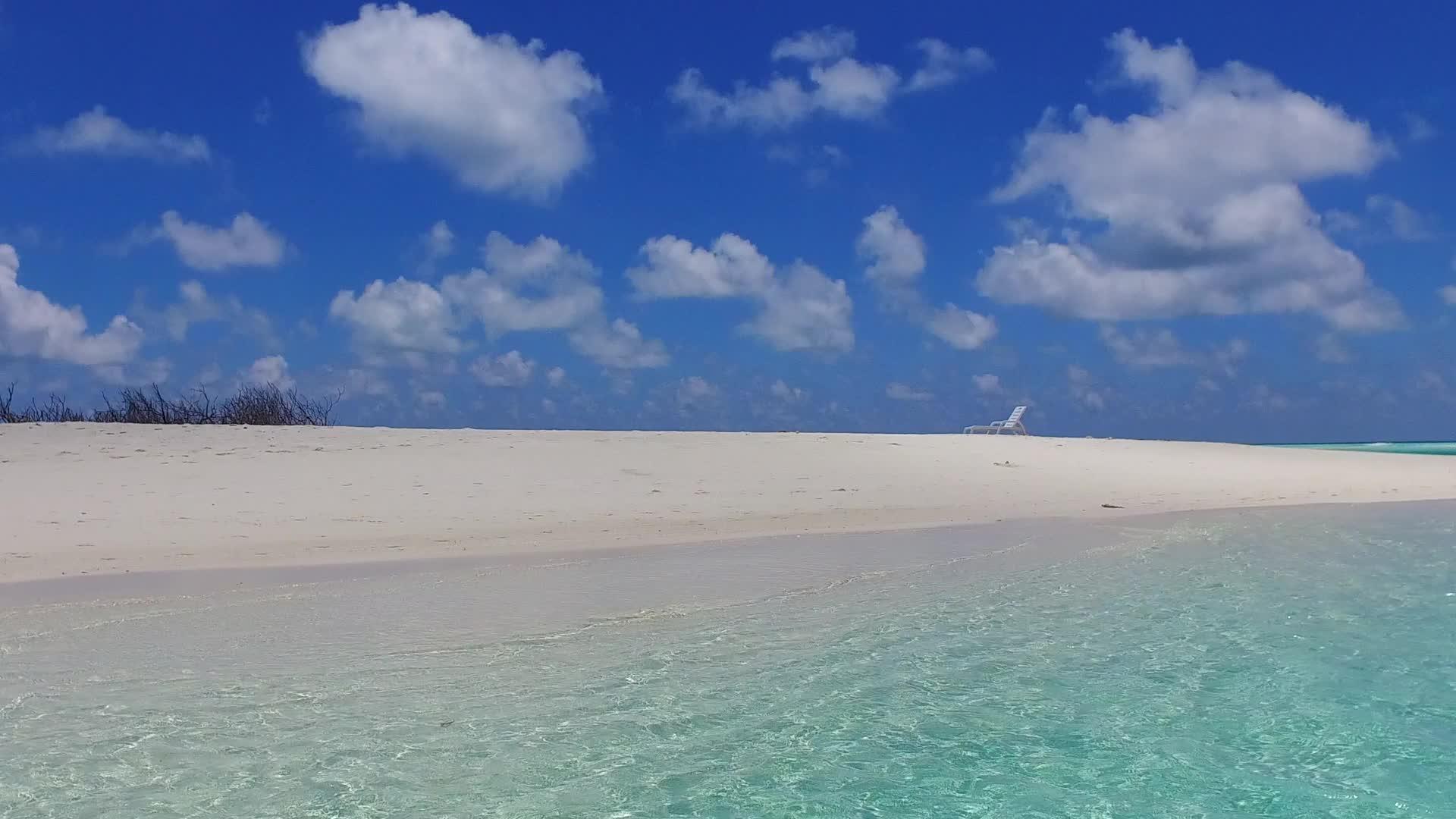 完美的海湾海滩野生通过透明的海洋和干净的海滩背景视频的预览图