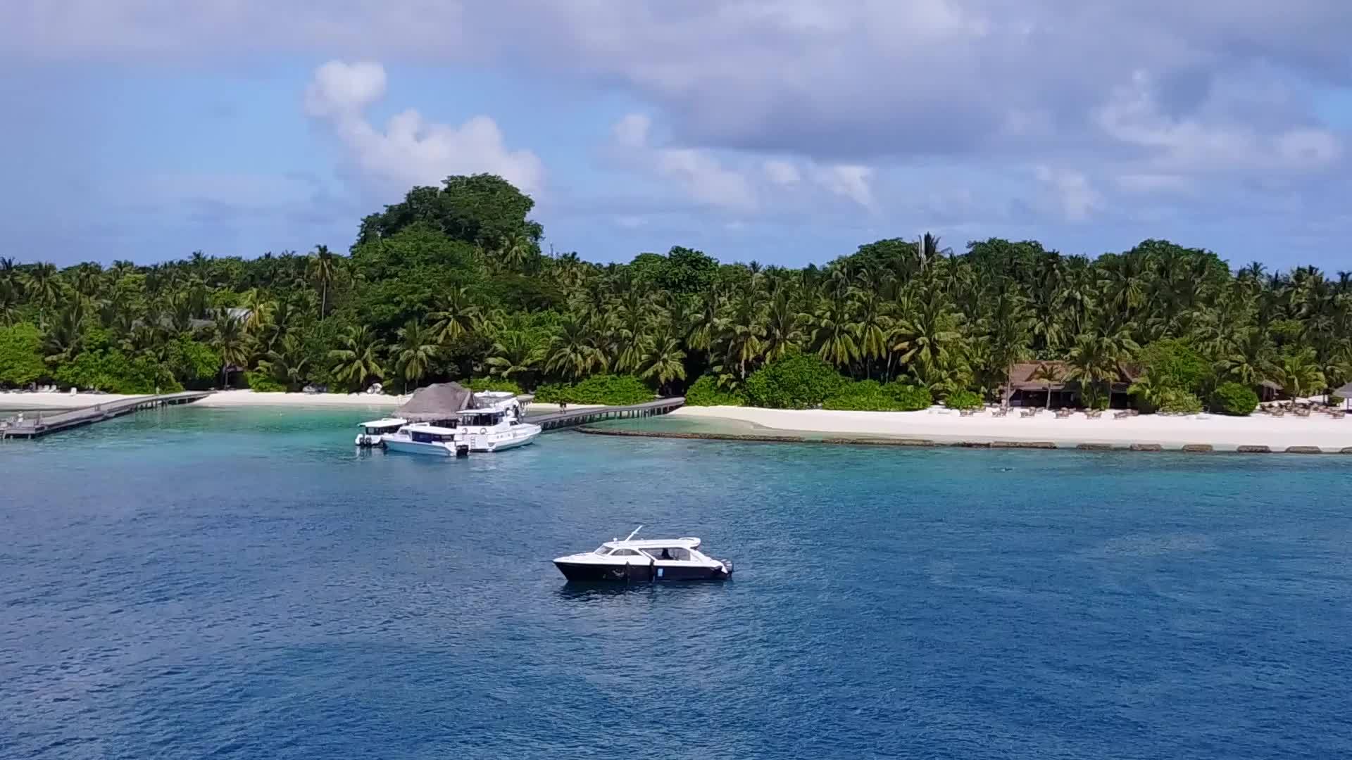 以白色沙滩背景的蓝色环礁湖为例观赏天堂岛海滩的海景视频的预览图