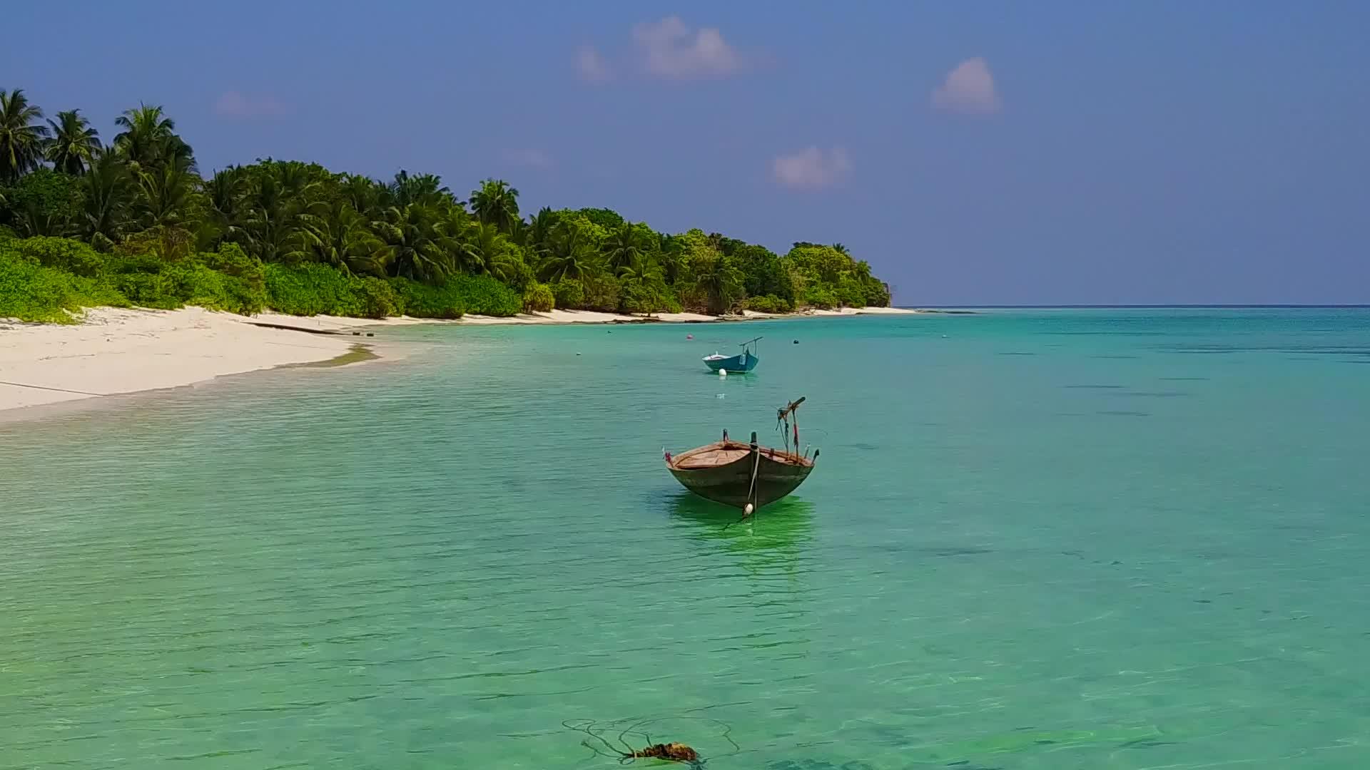 以白色沙滩背景的青青环礁湖为例视频的预览图