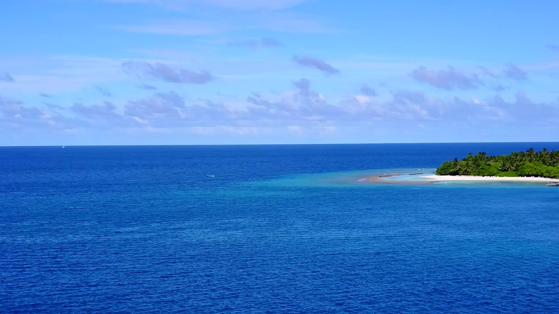 蓝色海洋和白色沙底蓝海的豪华海滩时空景观视频的预览图