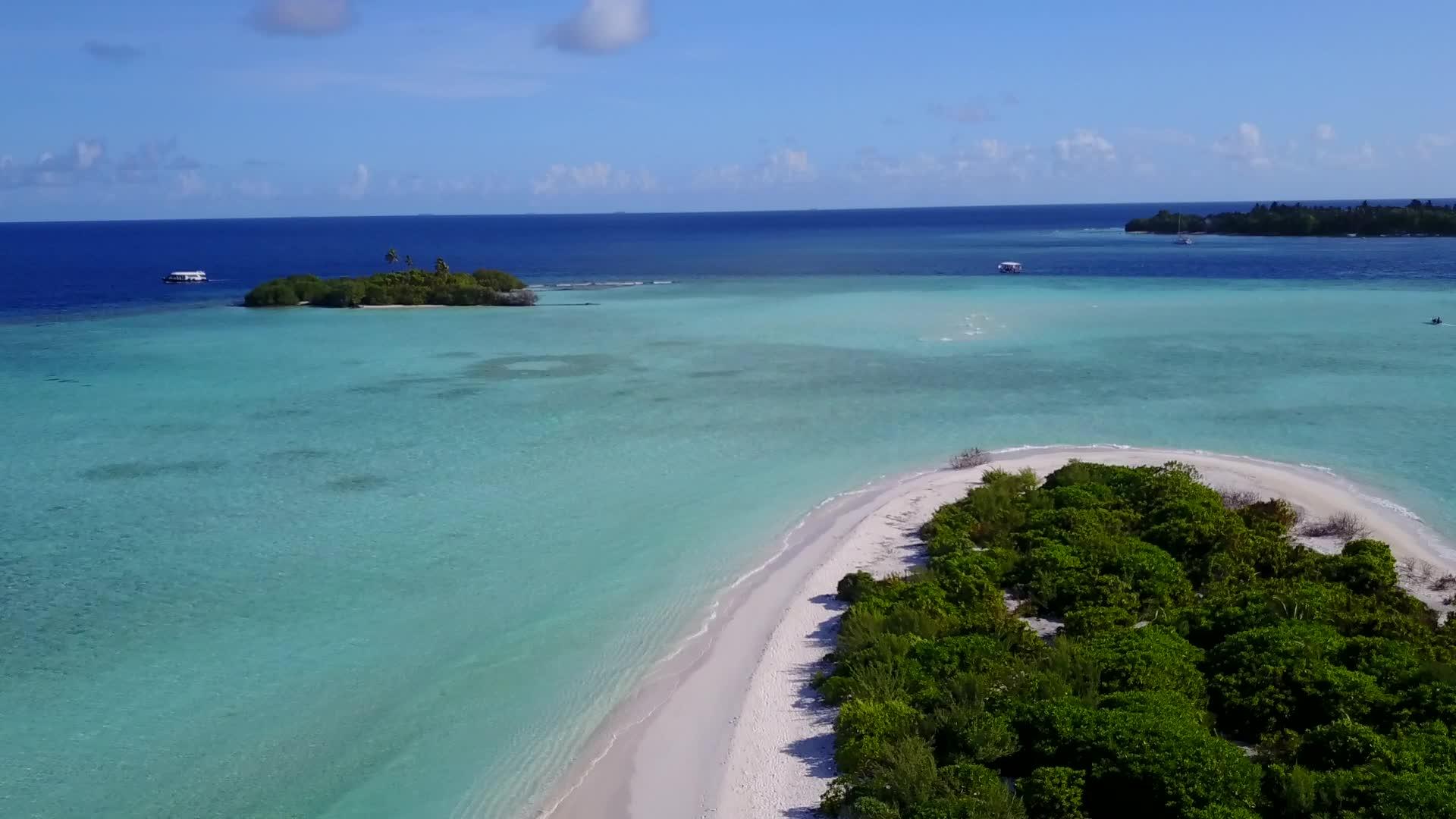 在透明的水沙的背景下美丽的旅游海滩在空中冒险视频的预览图