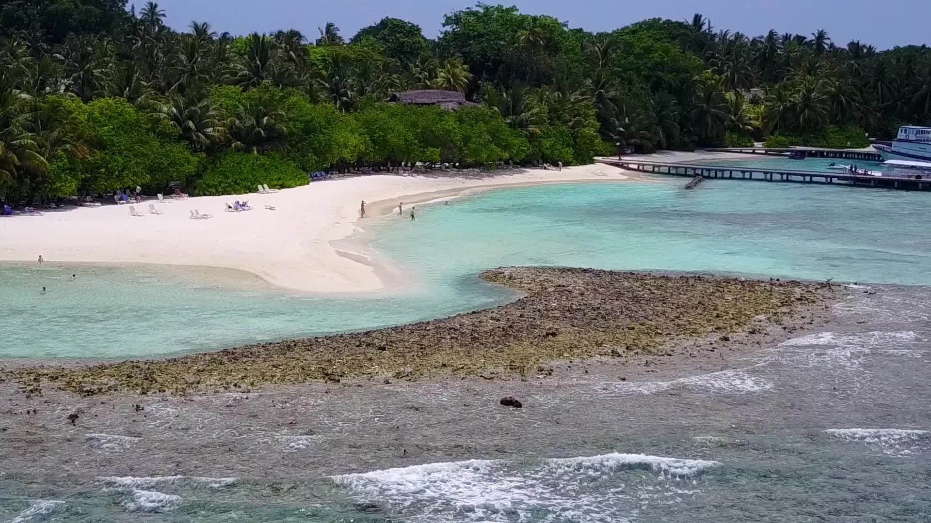蓝色环礁湖和白色沙沙背景的放松海岸海滩假日空中无人驾驶视频的预览图