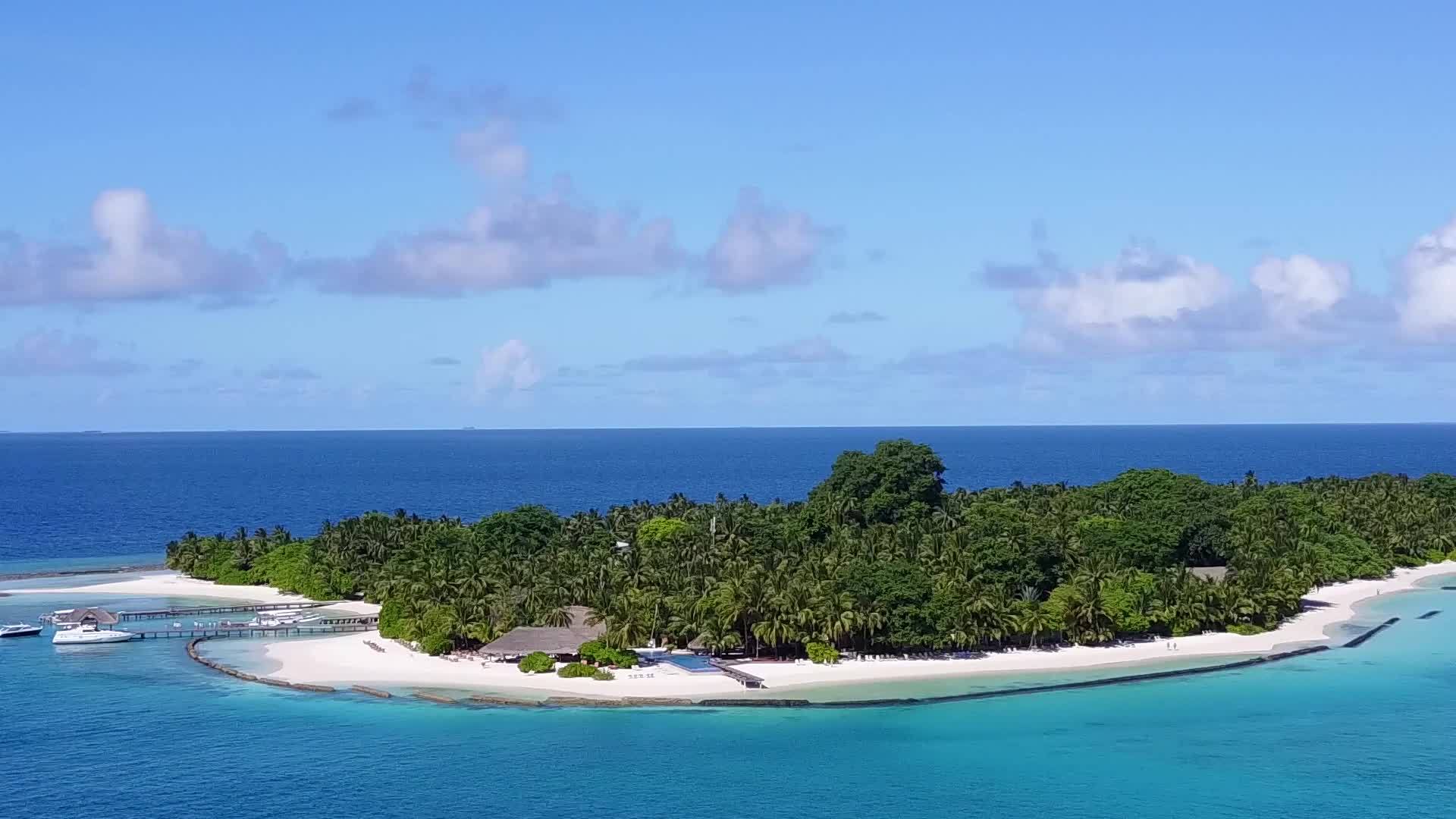 白沙背景水蓝水美丽度假海滩度假空气景观纹理视频的预览图