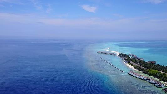 白沙背景蓝海外国湾海滩度假无人机摘要视频的预览图