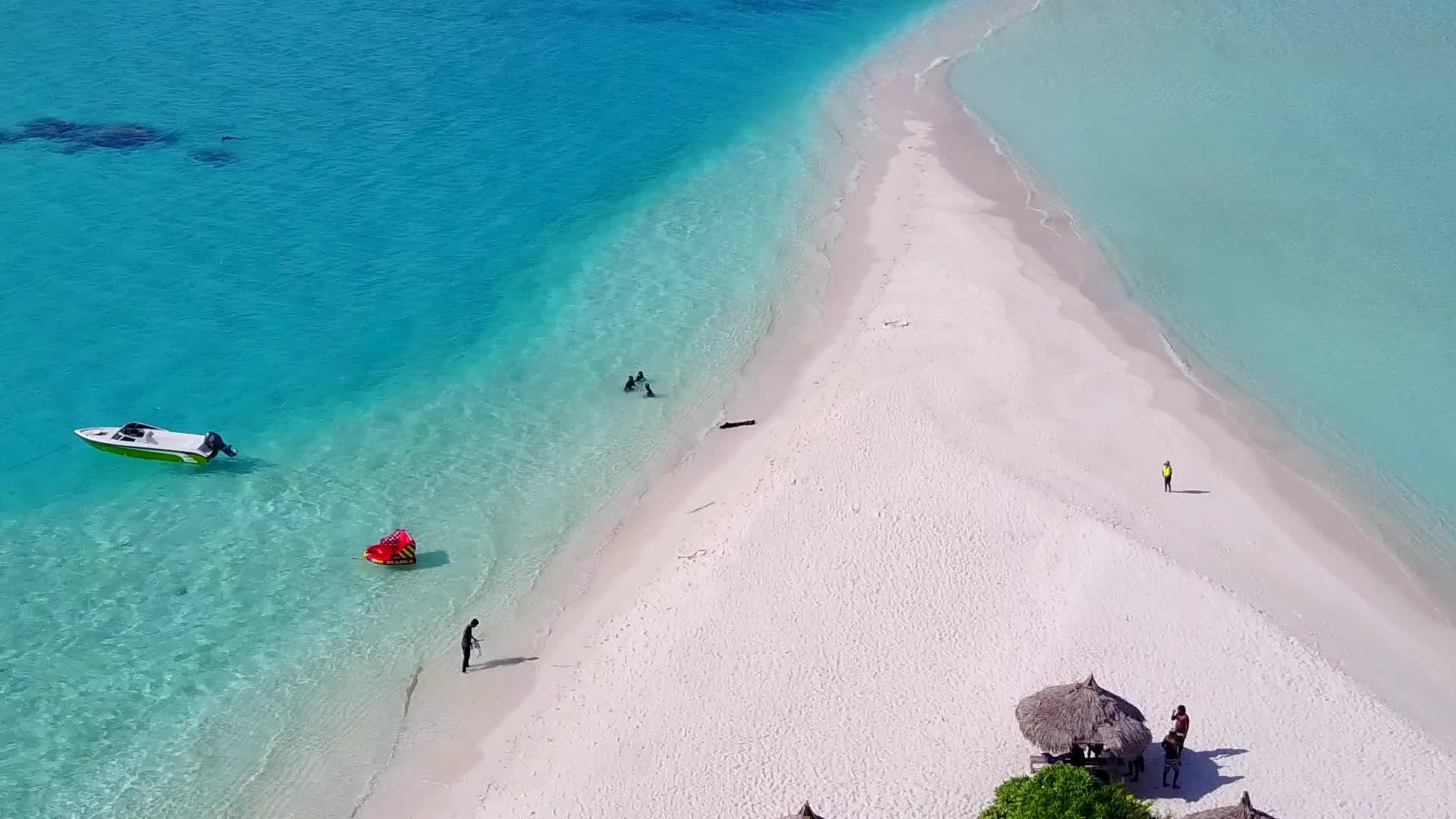 在白色沙滩的背景下在清澈的大海中轻松的海湾海滩之旅视频的预览图