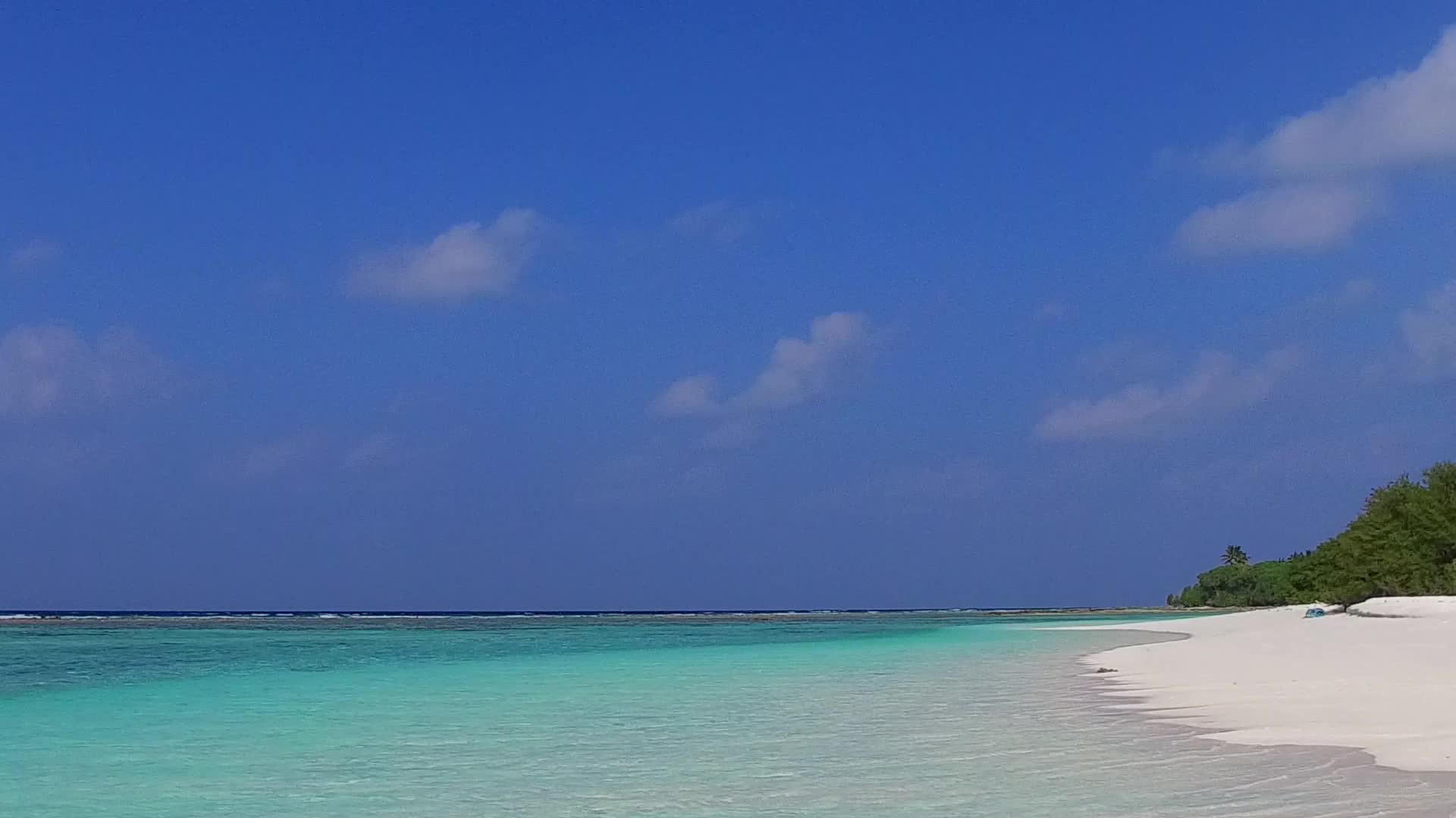 热带岛屿海滩时间为清海和白色沙沙背景的无人驾驶飞机视频的预览图