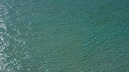 热带海岸线海滩度假的无人机空中性质由蓝绿色海洋和明亮的海洋组成视频的预览图