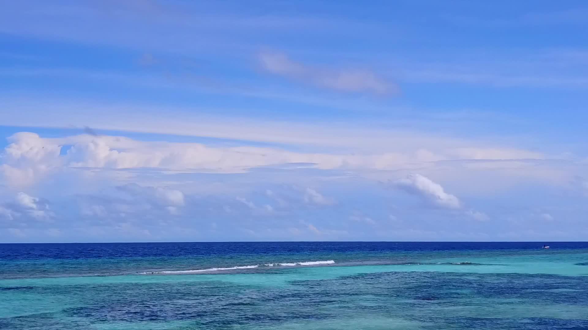 蓝色环礁和白色环礁在海滩上间歇飞行视频的预览图