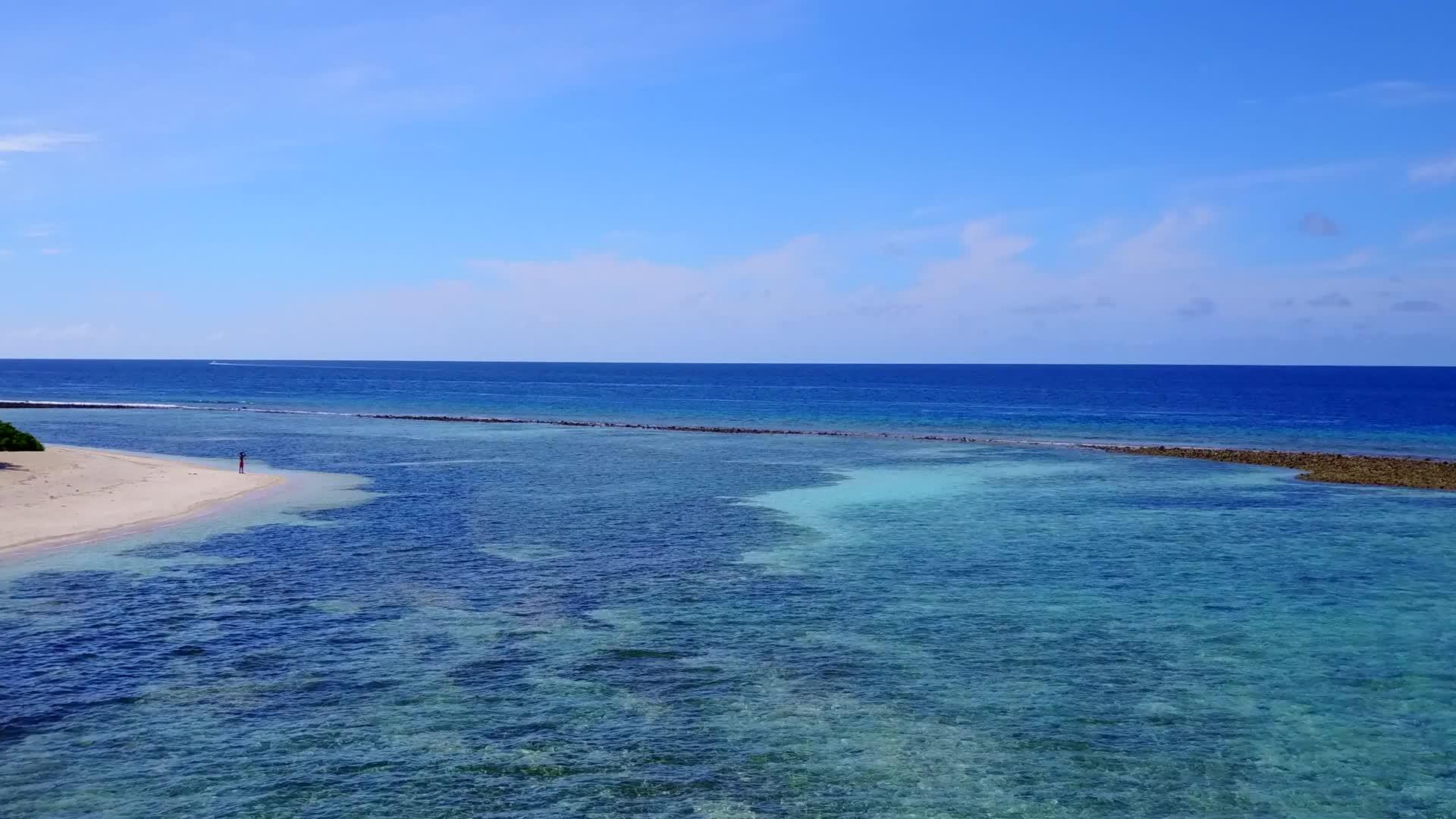 天堂海岸海滩的鸟瞰天空是清澈的大海和白色的沙质背景视频的预览图