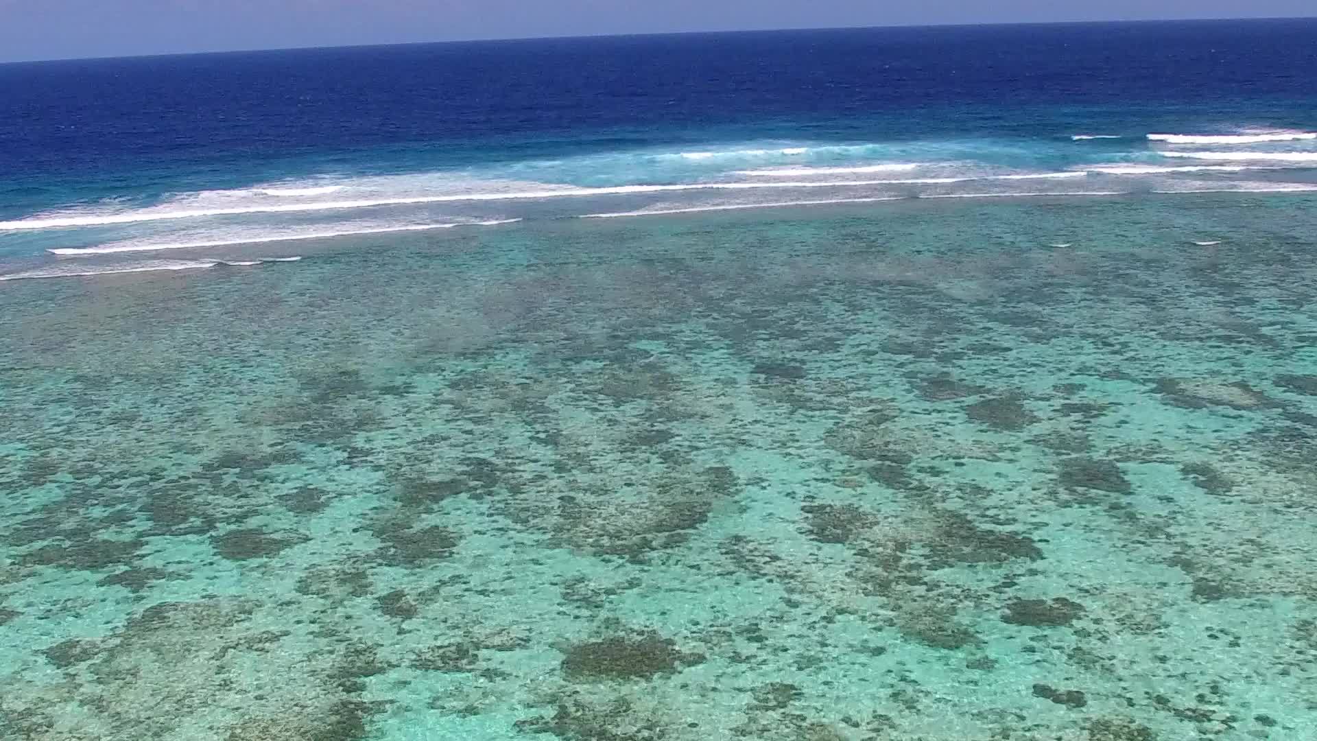 天堂岛海滩度假的空中无人驾驶使用蓝海和白沙背景的蓝海视频的预览图