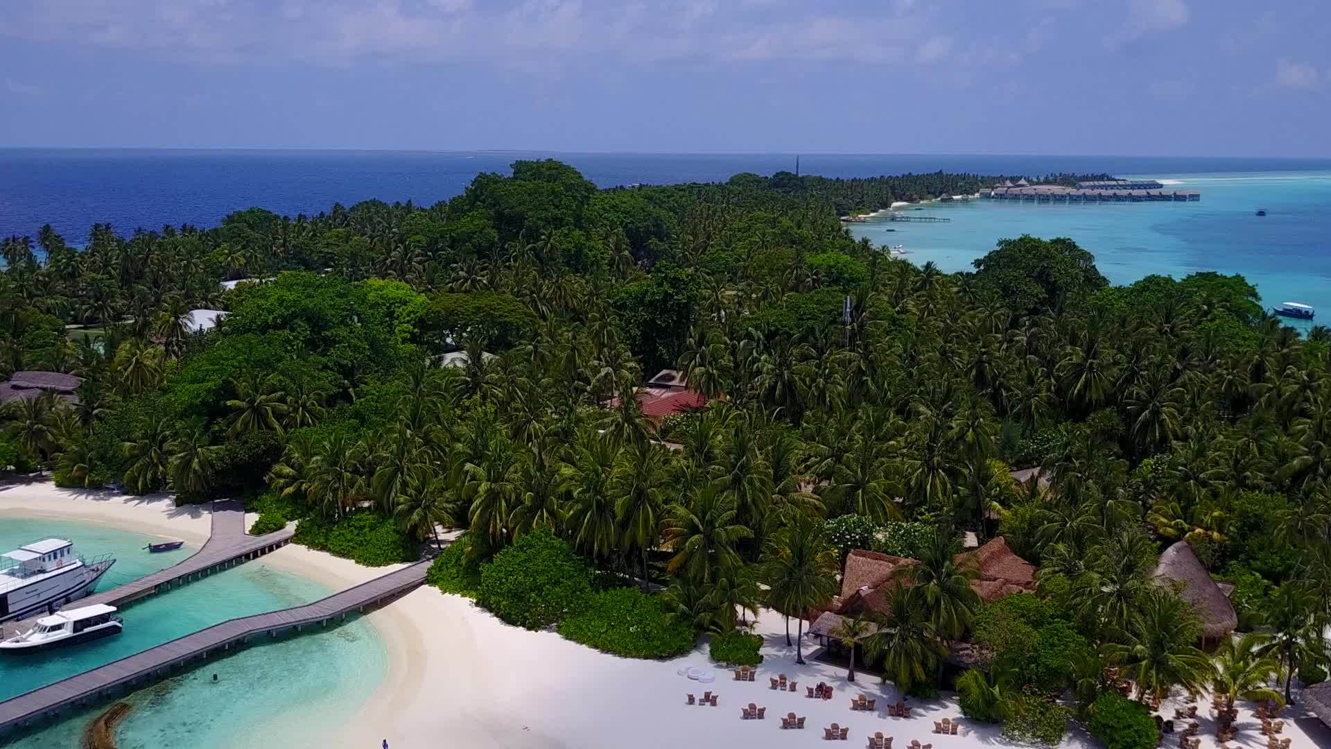 蓝色的水水和白沙为背景乘坐无人飞机飞越天堂视频的预览图