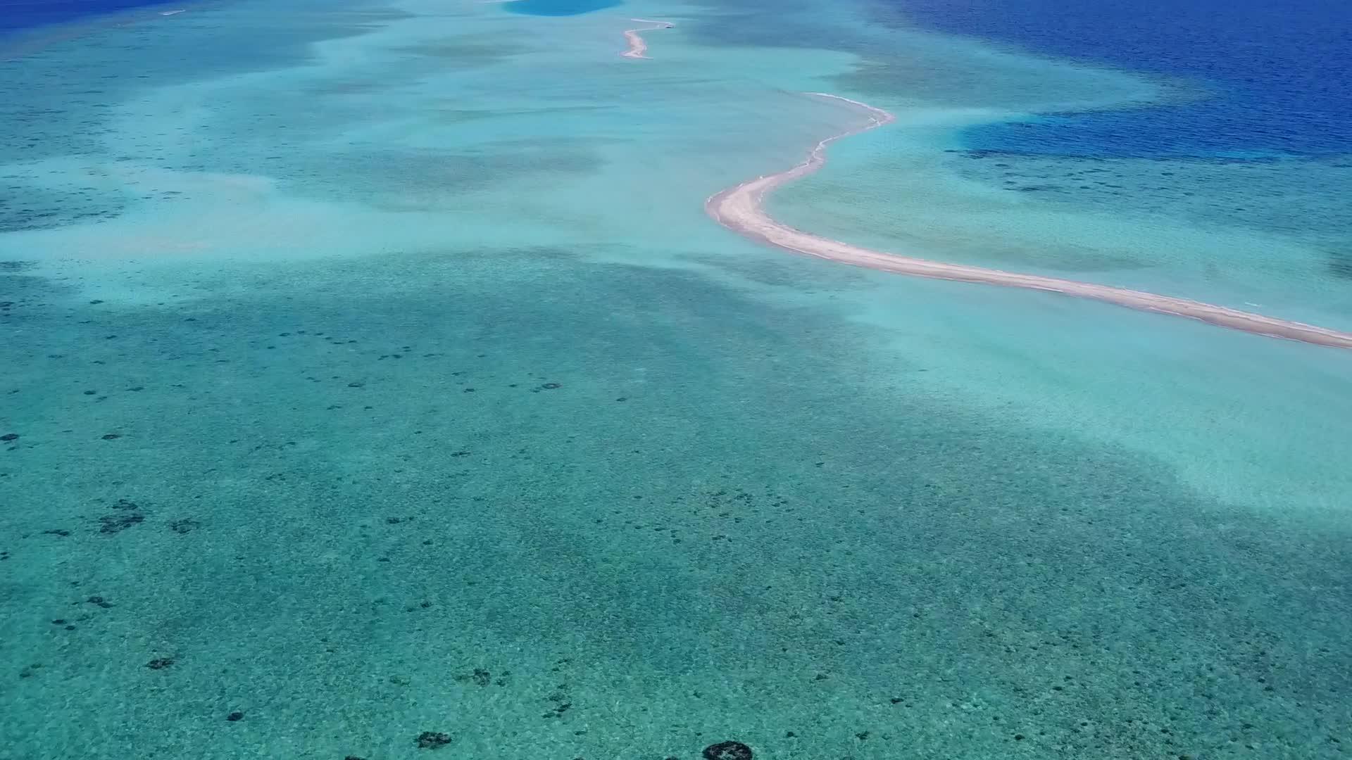 无人驾驶飞机性质的海滩探底蓝水放松海岸线海滩探险视频的预览图