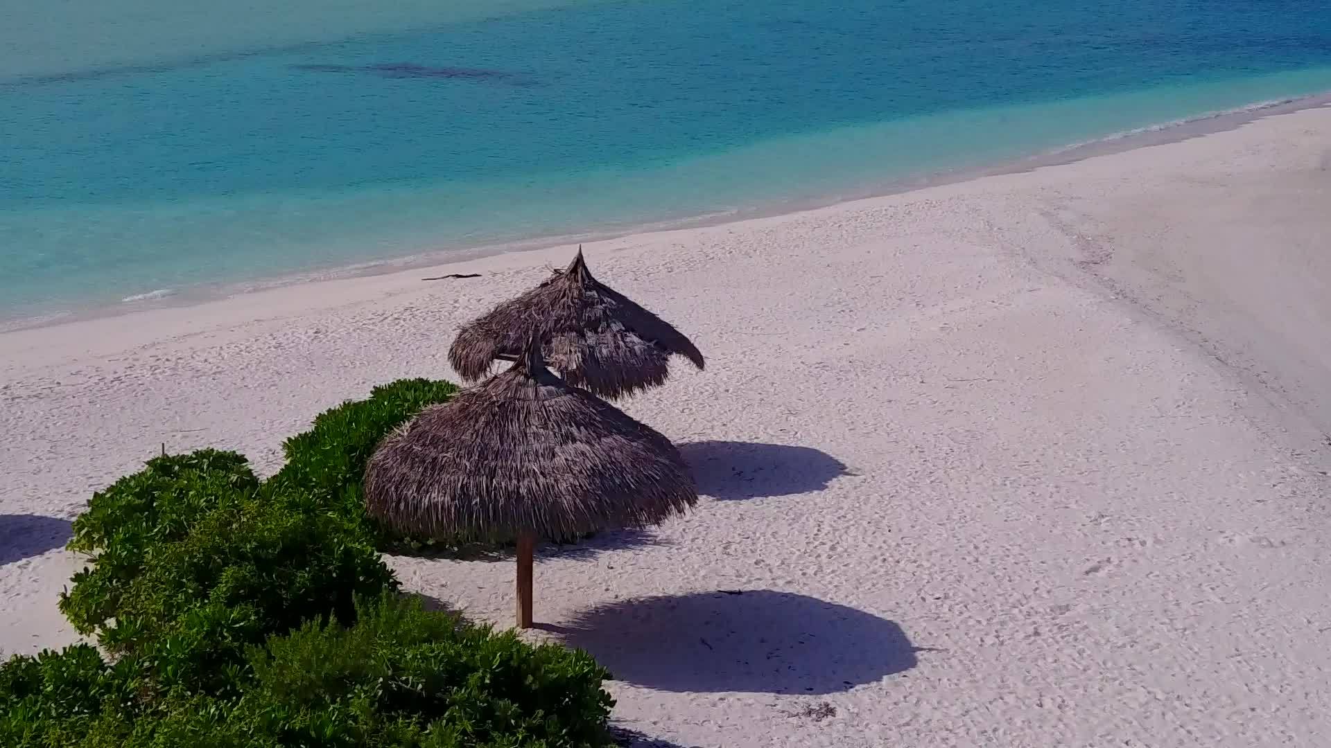 无人驾驶飞机使用浅沙底水蓝色环礁湖作为海岸海滩之旅视频的预览图