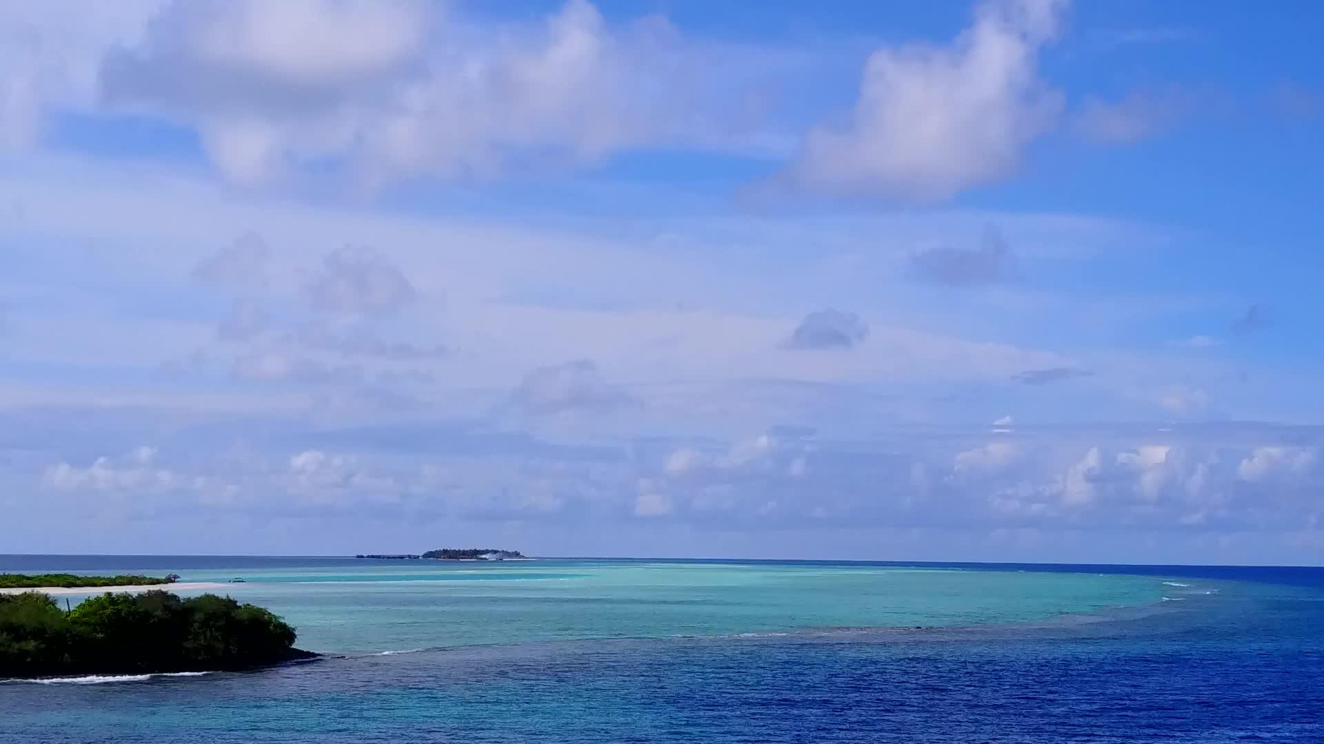 蓝色海洋和白色海滩背景的岛屿海滩假日放松空中无人驾驶视频的预览图