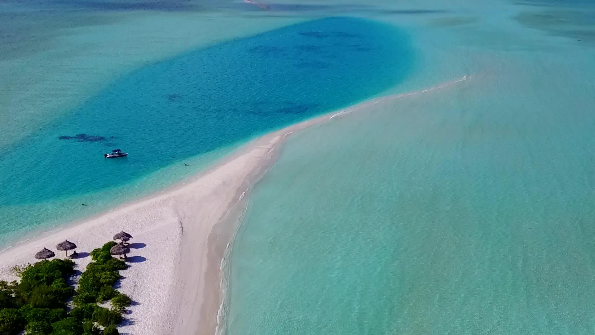 白色沙滩背景蓝色绿色海洋美丽的海滩生活方式视频的预览图