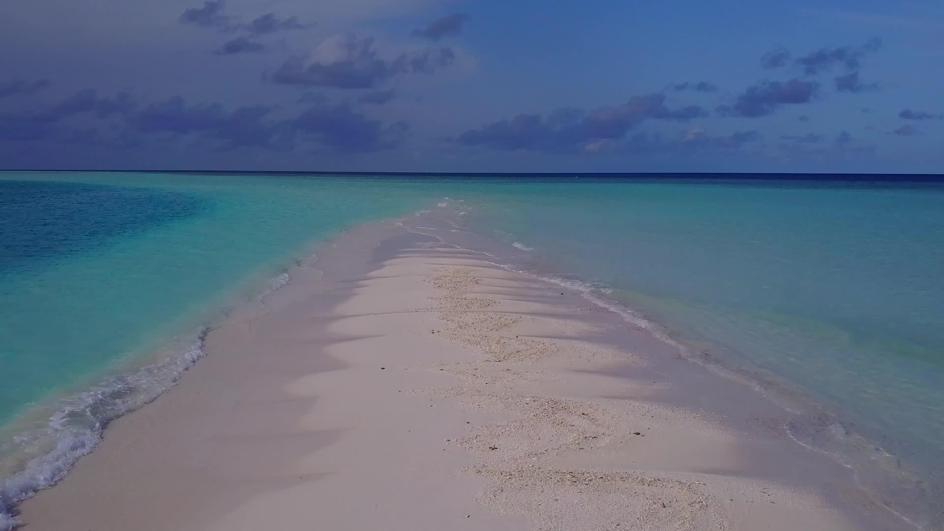 美丽的旅游海滩探索空中无人驾驶飞机的性质视频的预览图