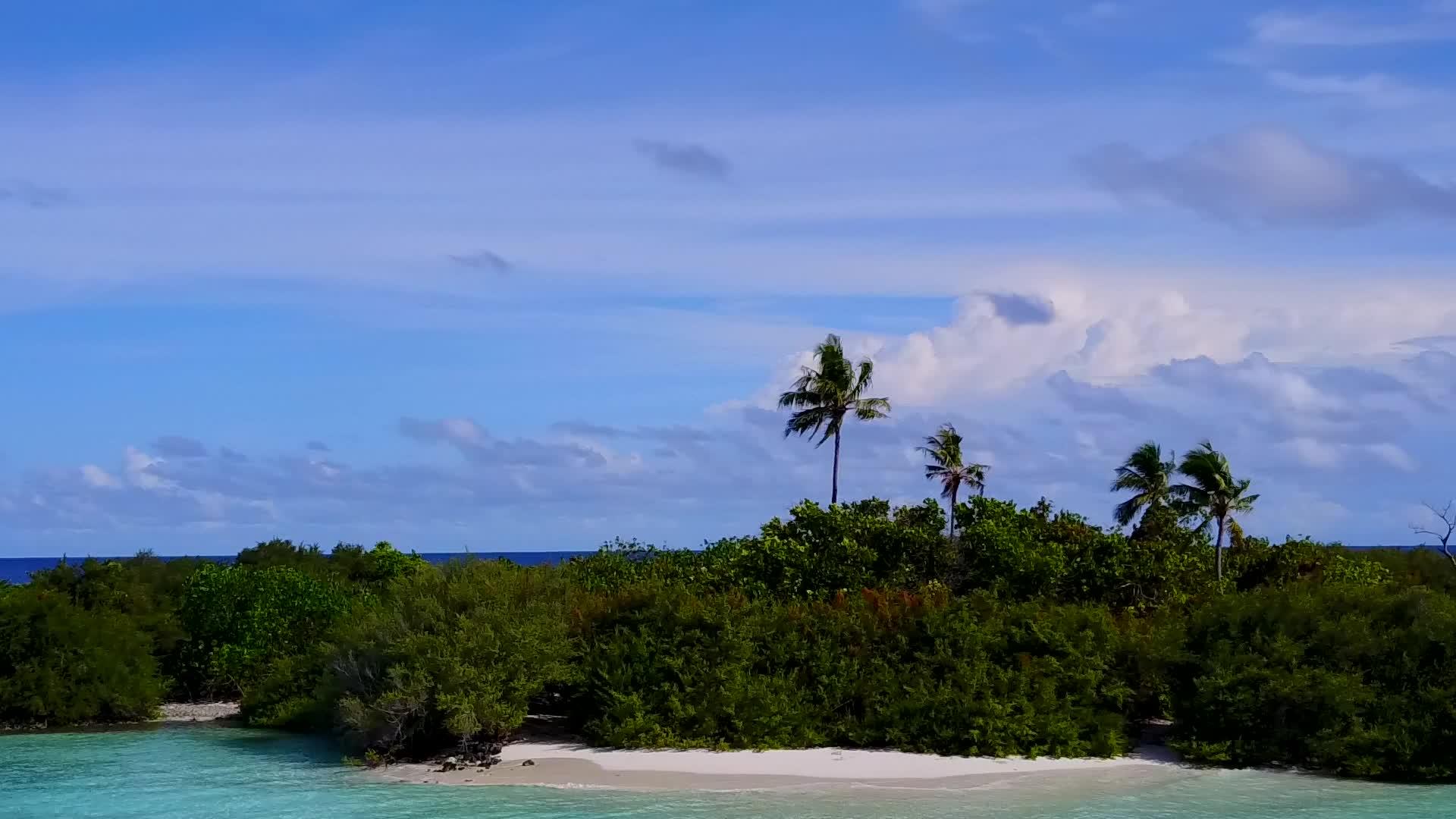 豪华度假村海滩空景全景蓝海白沙背景下视频的预览图