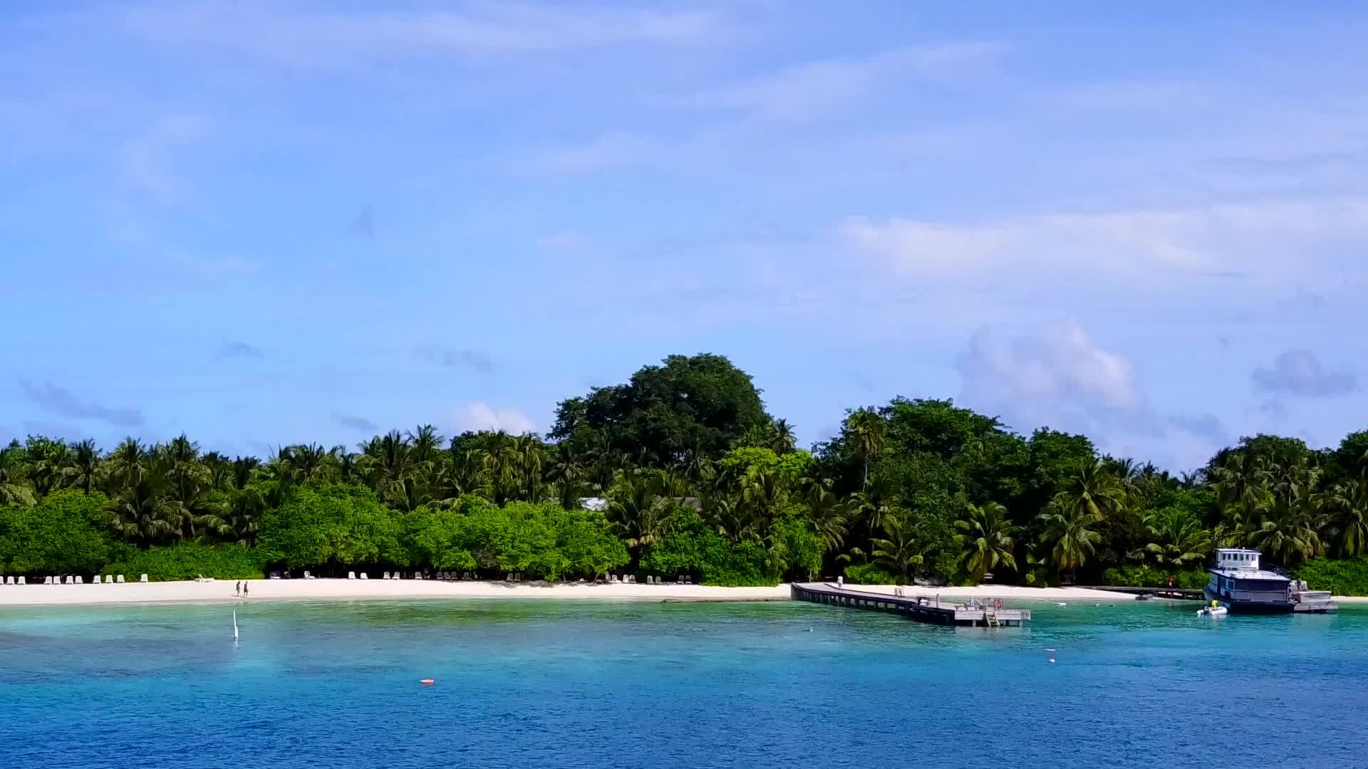 蓝色的海洋和清洁的沙滩背景放松的岛屿海滩探险飞行无人驾驶飞机视频的预览图