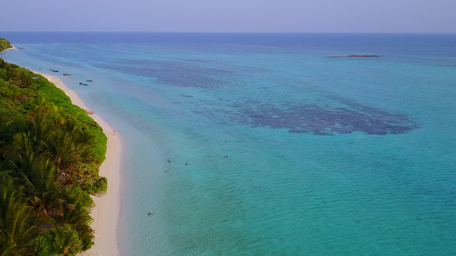 白沙背景水蓝海宁静海湾海滩时间无人机空中全景视频的预览图