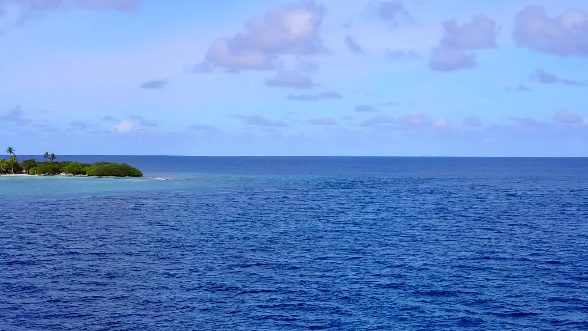 豪华海滨海滩假日空气由透明的环礁湖和白沙背景组成视频的预览图