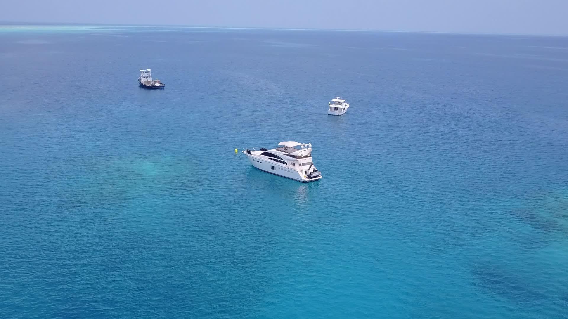 热带海滩历险飞行由蓝海和白沙背景的蓝海进行视频的预览图