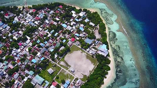 浅海和浅沙背景的浅海平坦的海岸海滩越野无人驾驶视频的预览图