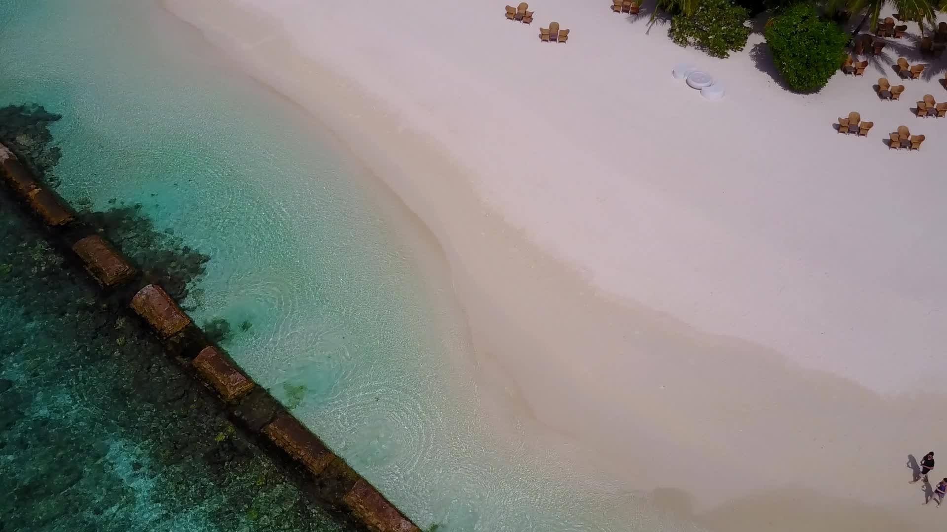 蓝色的水和白色的沙子打破了天堂湾海滩的空气视频的预览图