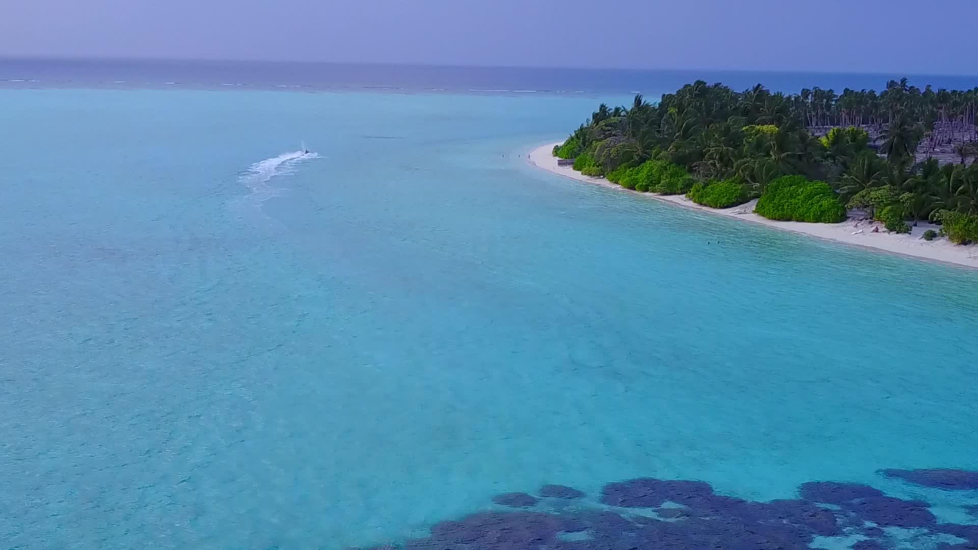 以白沙为背景的浅海是休宁湾海滩度假抽象飞行视频的预览图