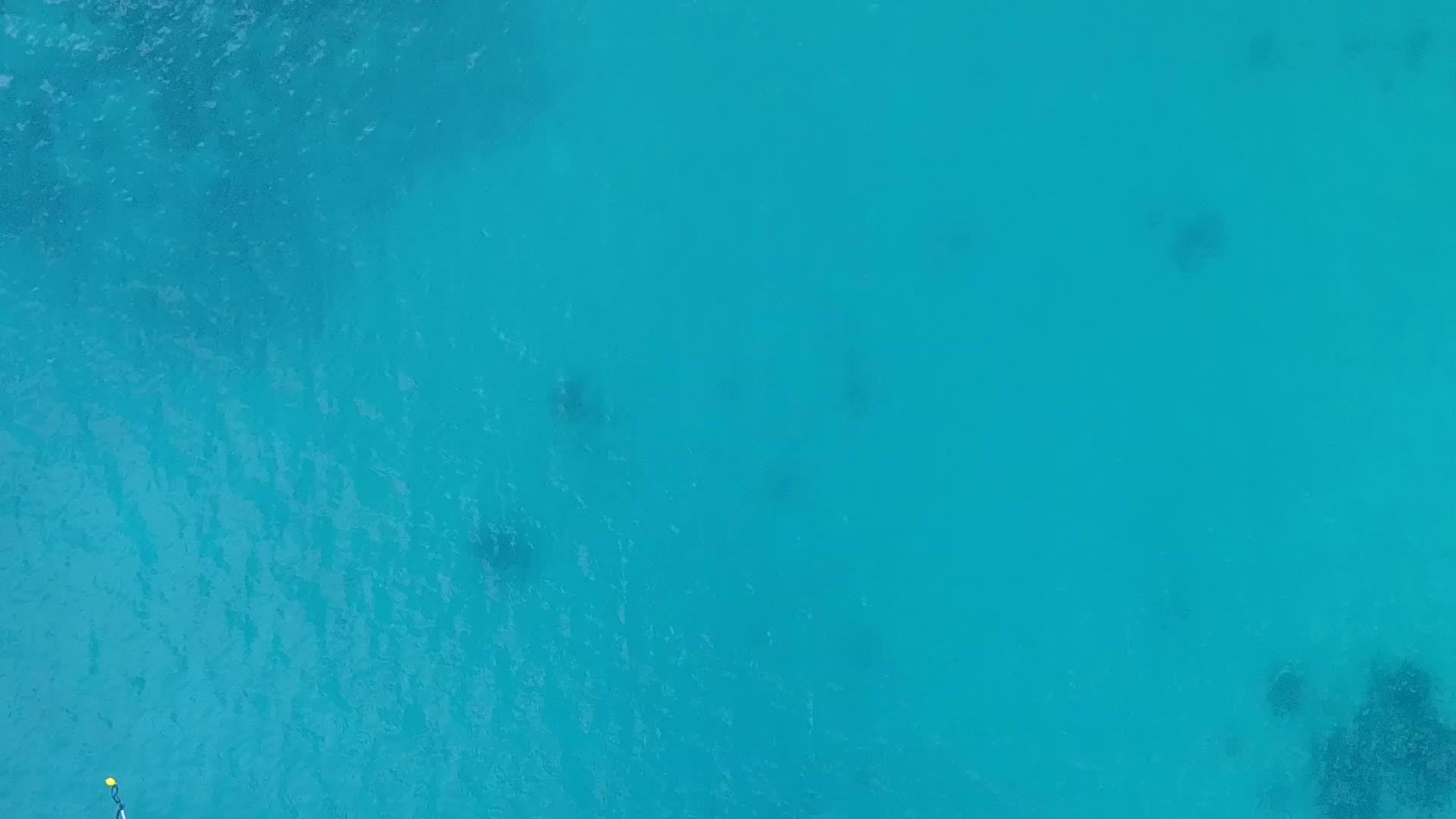 以白沙底水和蓝色环礁湖为热带海岸线的海滩时间视频的预览图