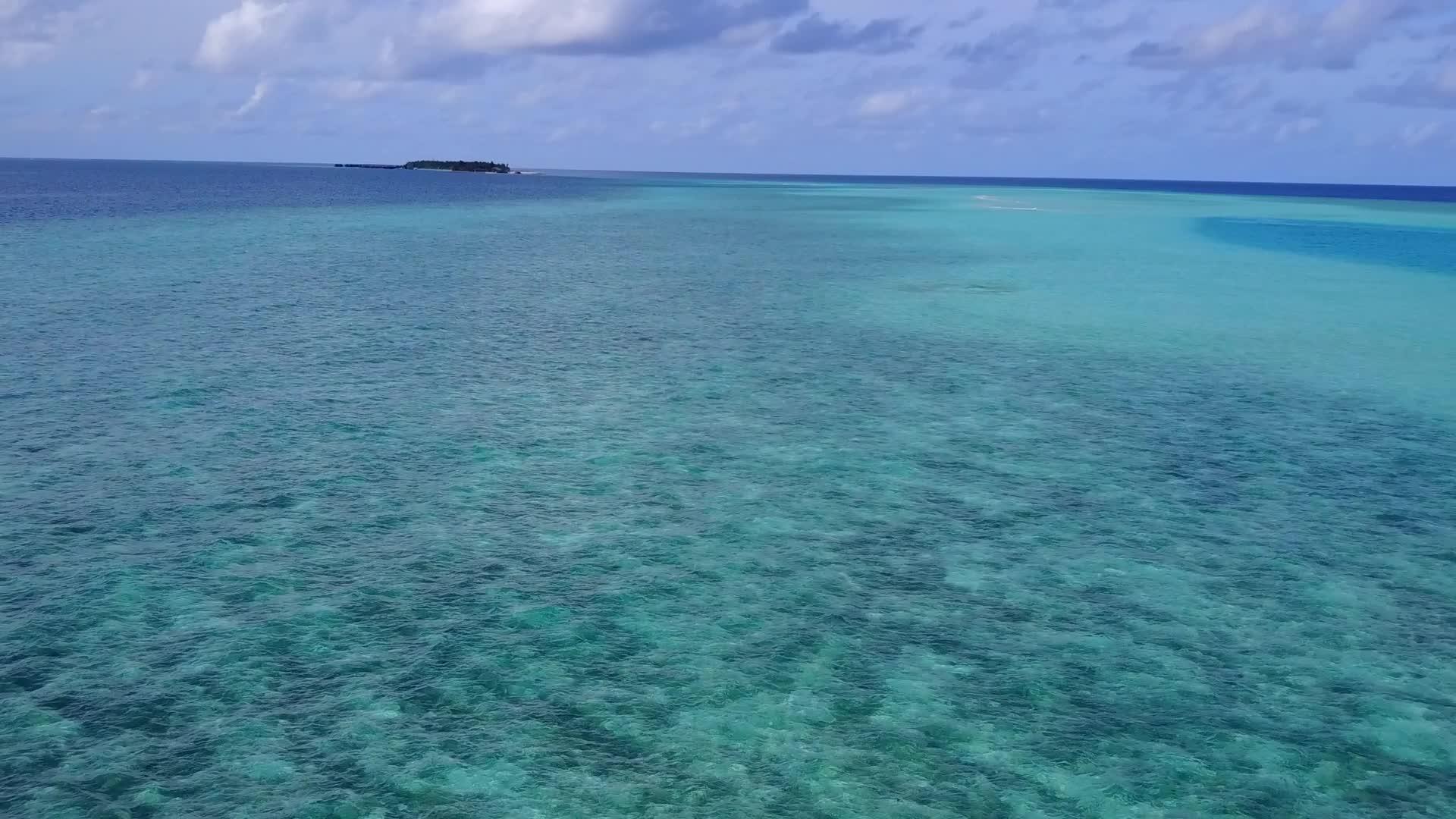 蓝色海洋和白色沙底蓝色海洋的天堂海岸海滩海洋空中无人驾驶飞机视频的预览图