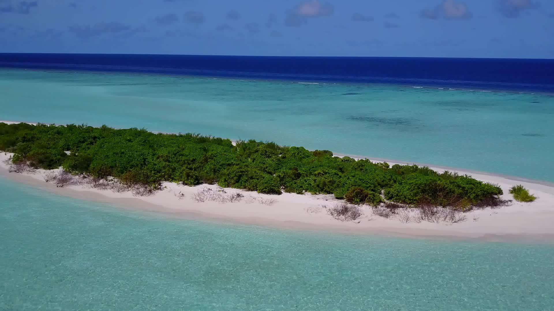 在蓝色的水和白色的沙子的背景下田园诗般的岛屿海滩冒险无人机景观视频的预览图