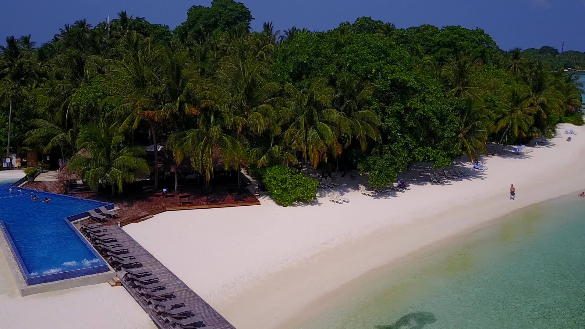 由于绿水和白沙的背景豪华岛屿海滩中断了空中无人驾驶视频的预览图