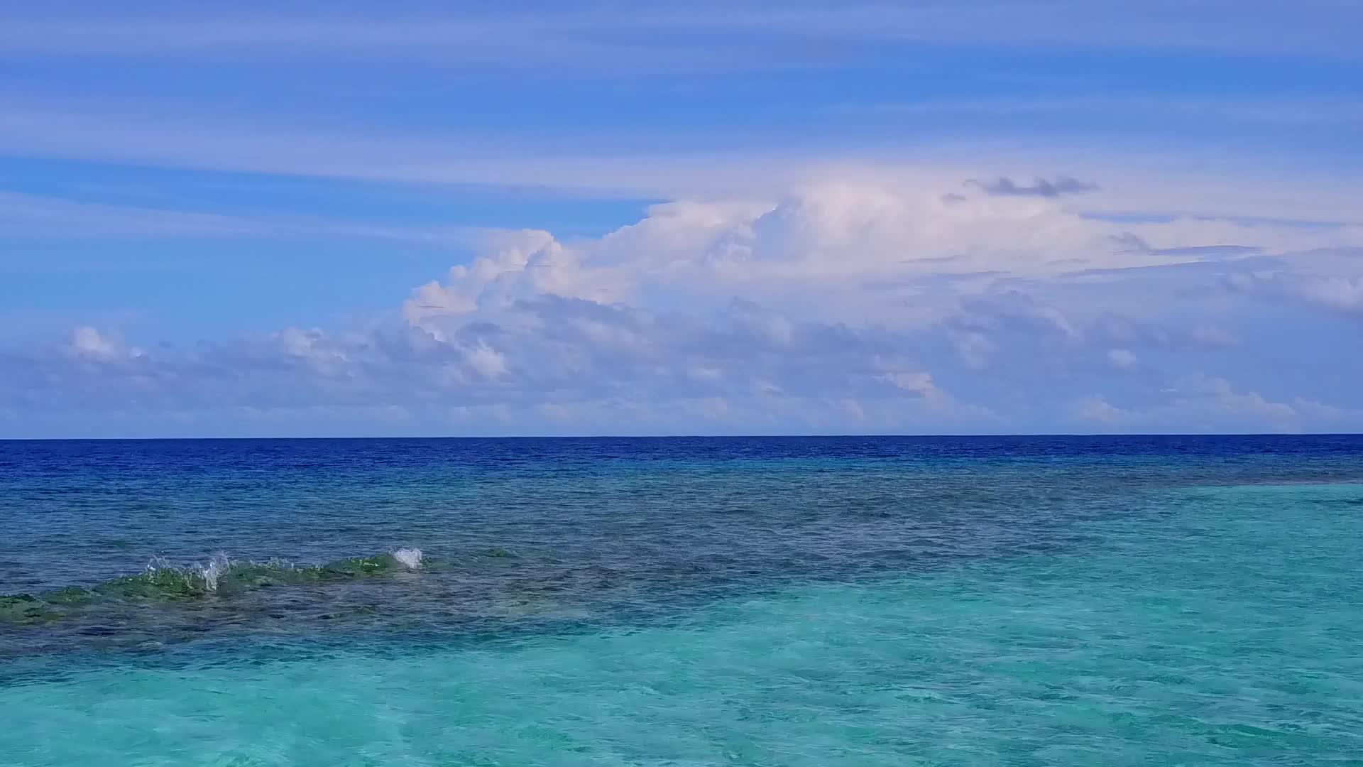 热带海岸线海滩生活方式热带无人驾驶飞机与蓝绿色视频的预览图