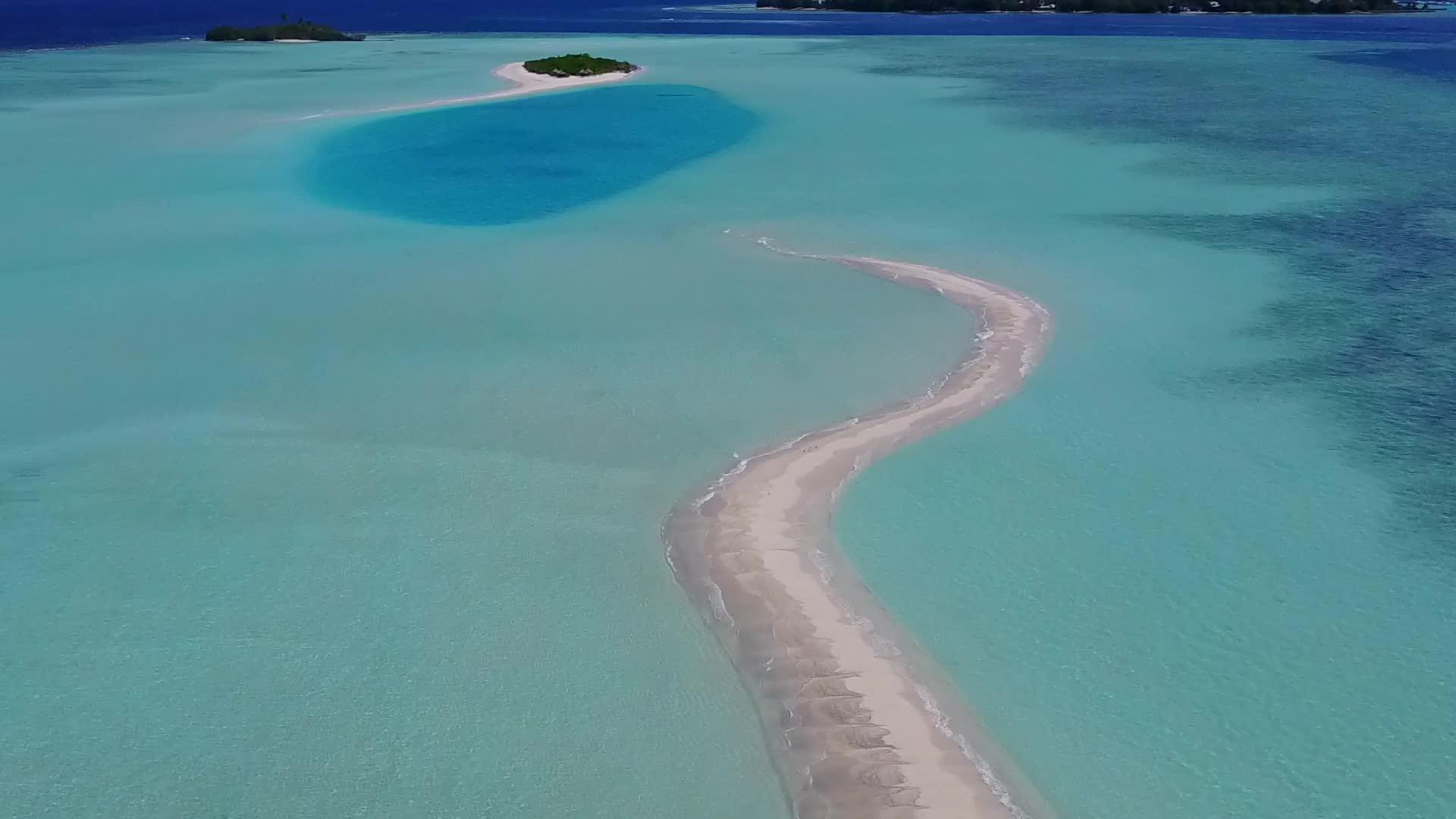以绿水和白沙为背景放松岛屿海滩的生活方式视频的预览图