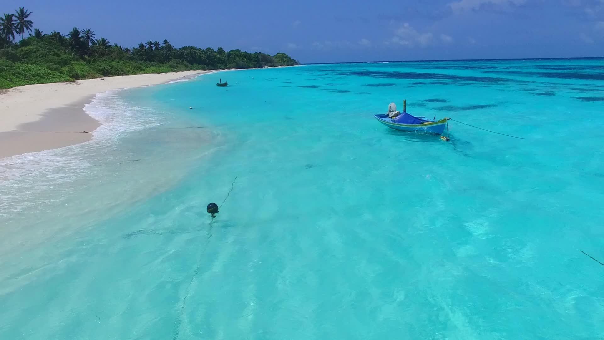 以透明环礁湖和白色沙滩为背景在平静的海滩上冒险视频的预览图