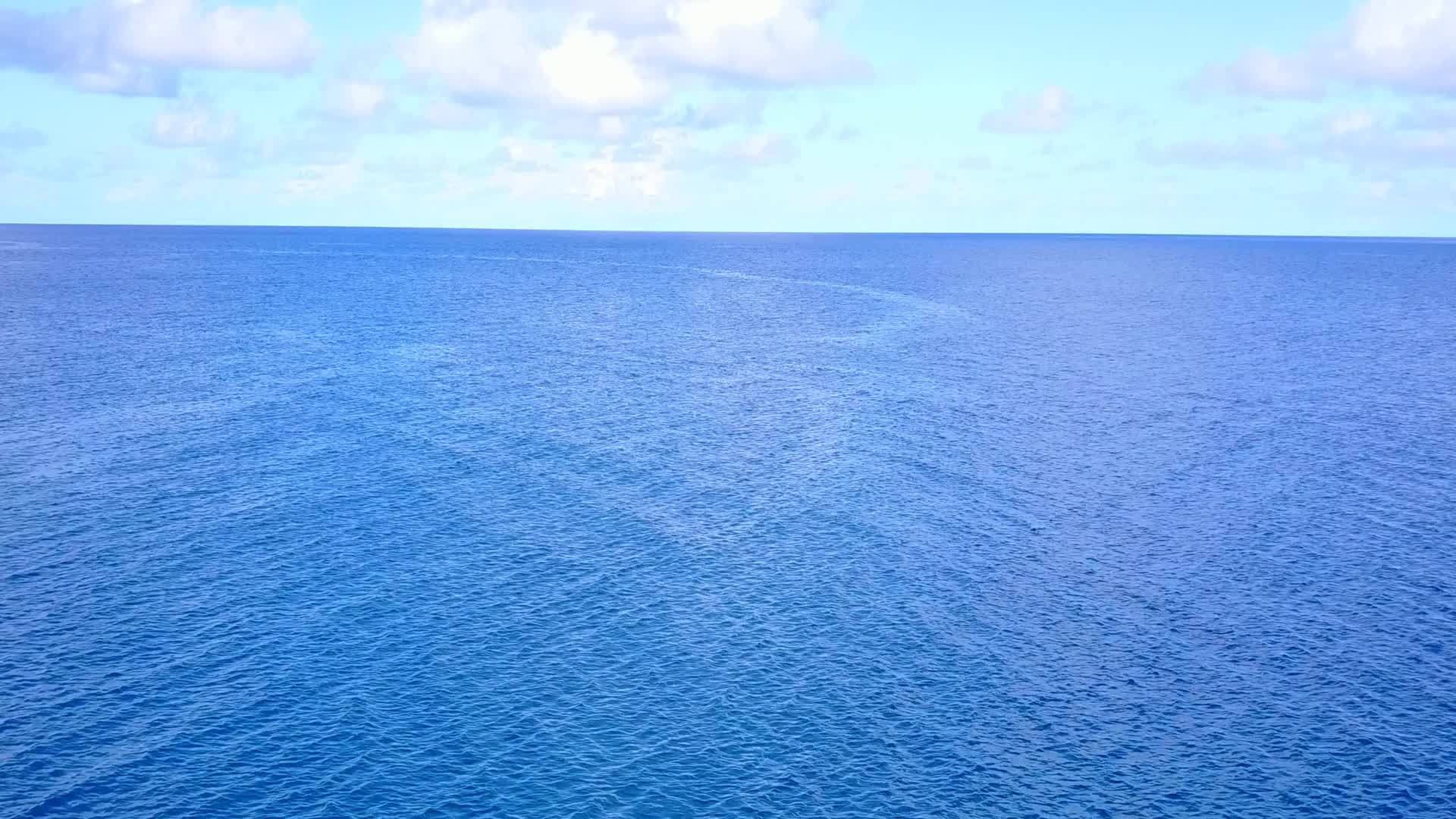在以白沙为背景的松黄海平静的岛屿海滩之旅中没有人在空中视频的预览图