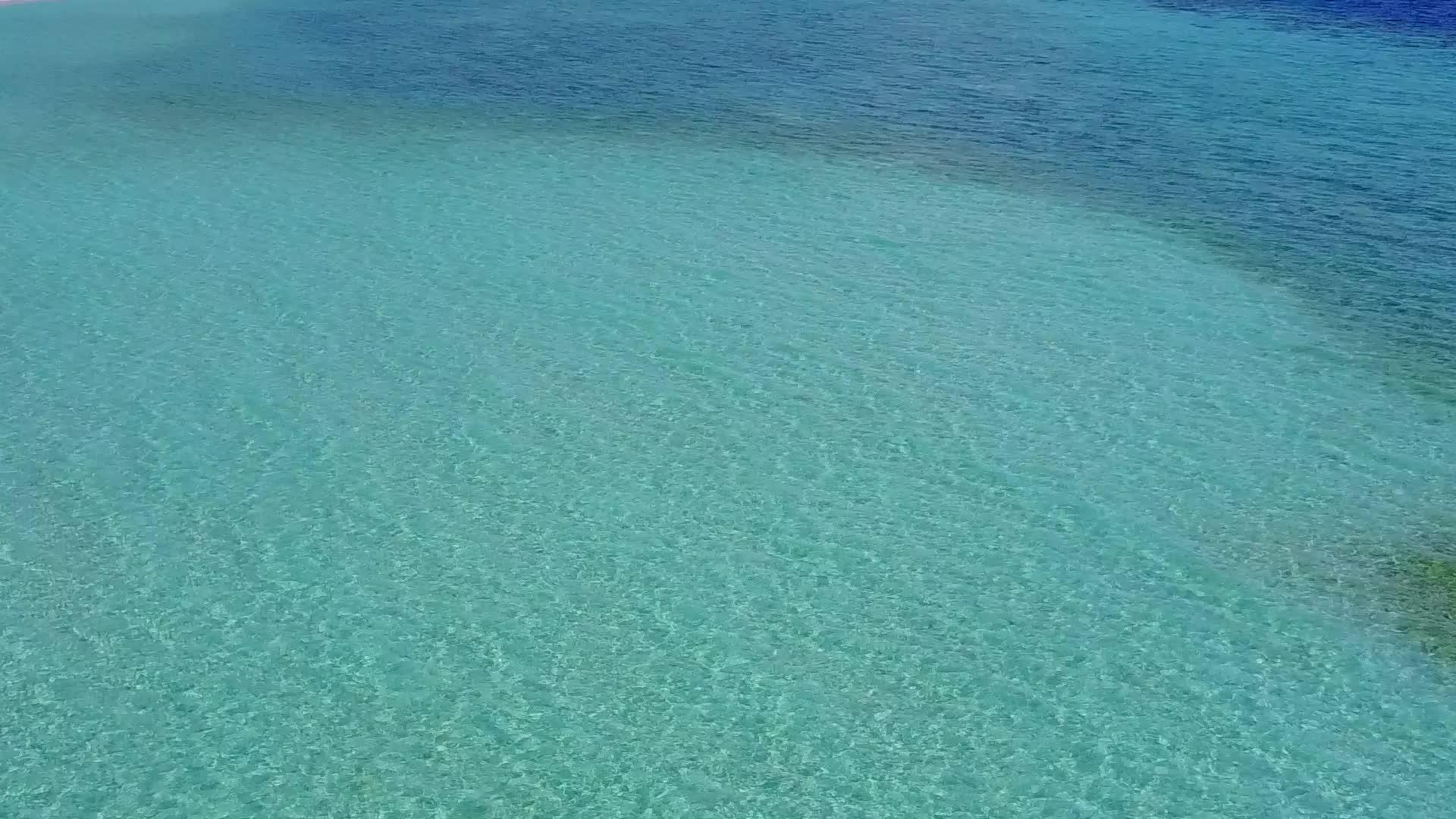 蓝海和明沙底部的浅沙背景在海边时空中无人驾驶视频的预览图