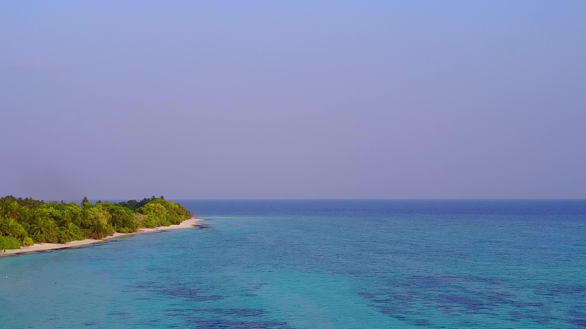 通过蓝绿环礁湖和白沙背景从空中观察外国岛屿海滩的野生海滩视频的预览图
