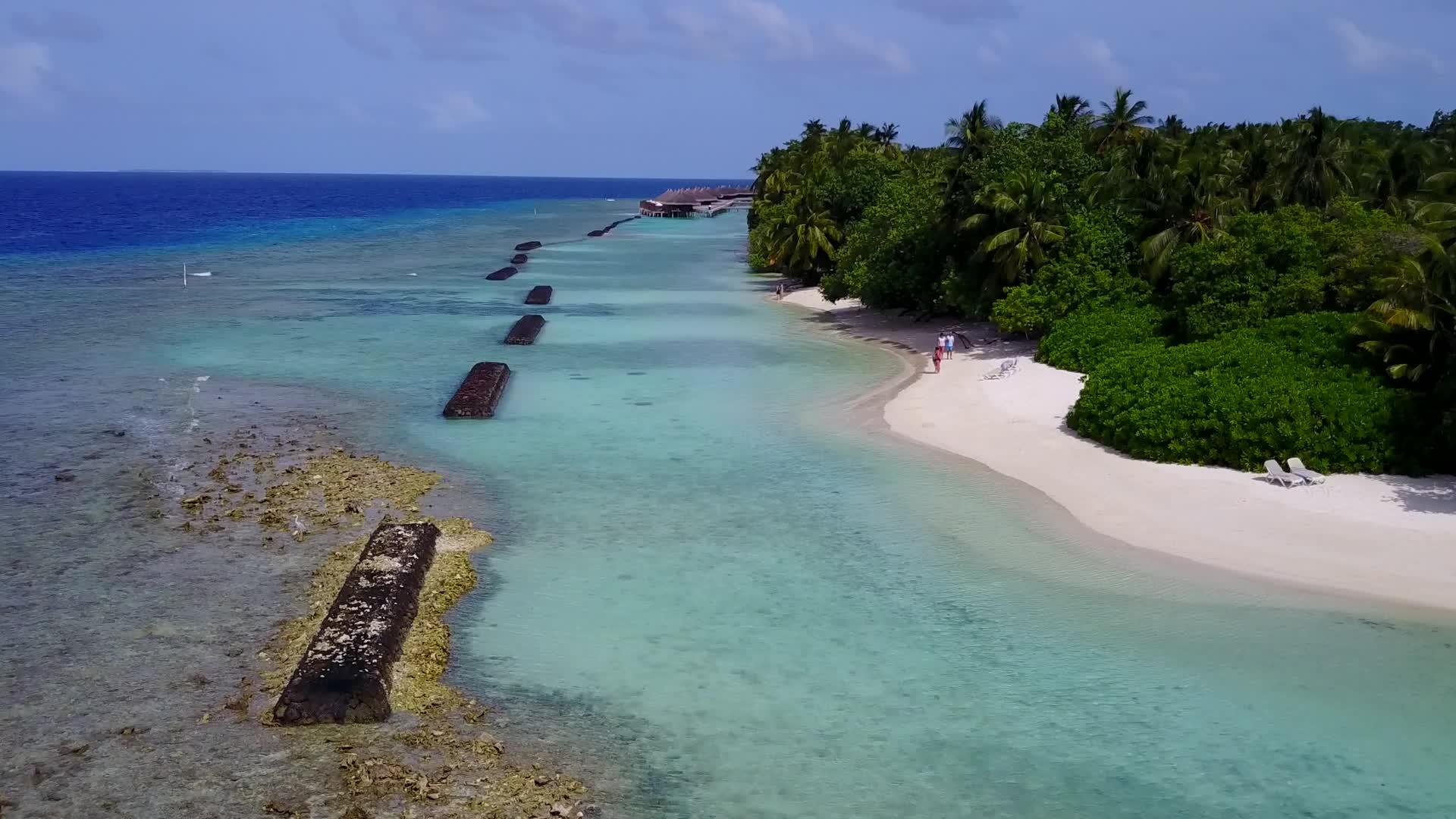 蓝色海洋和白色海滩背景的美丽岛屿海滩时间无人驾驶视频的预览图