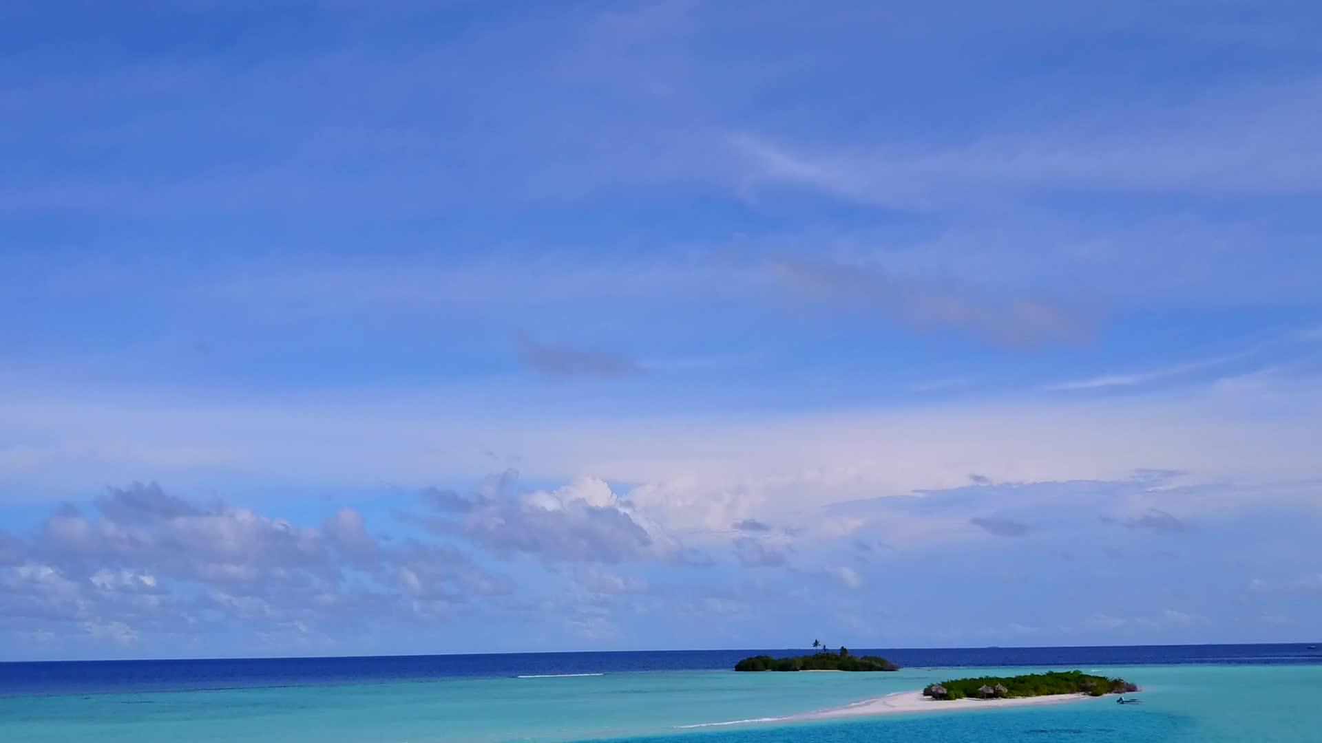 蓝绿色的海洋和清洁的沙滩背景完美的旅游海滩野生生物在空中无人驾驶视频的预览图