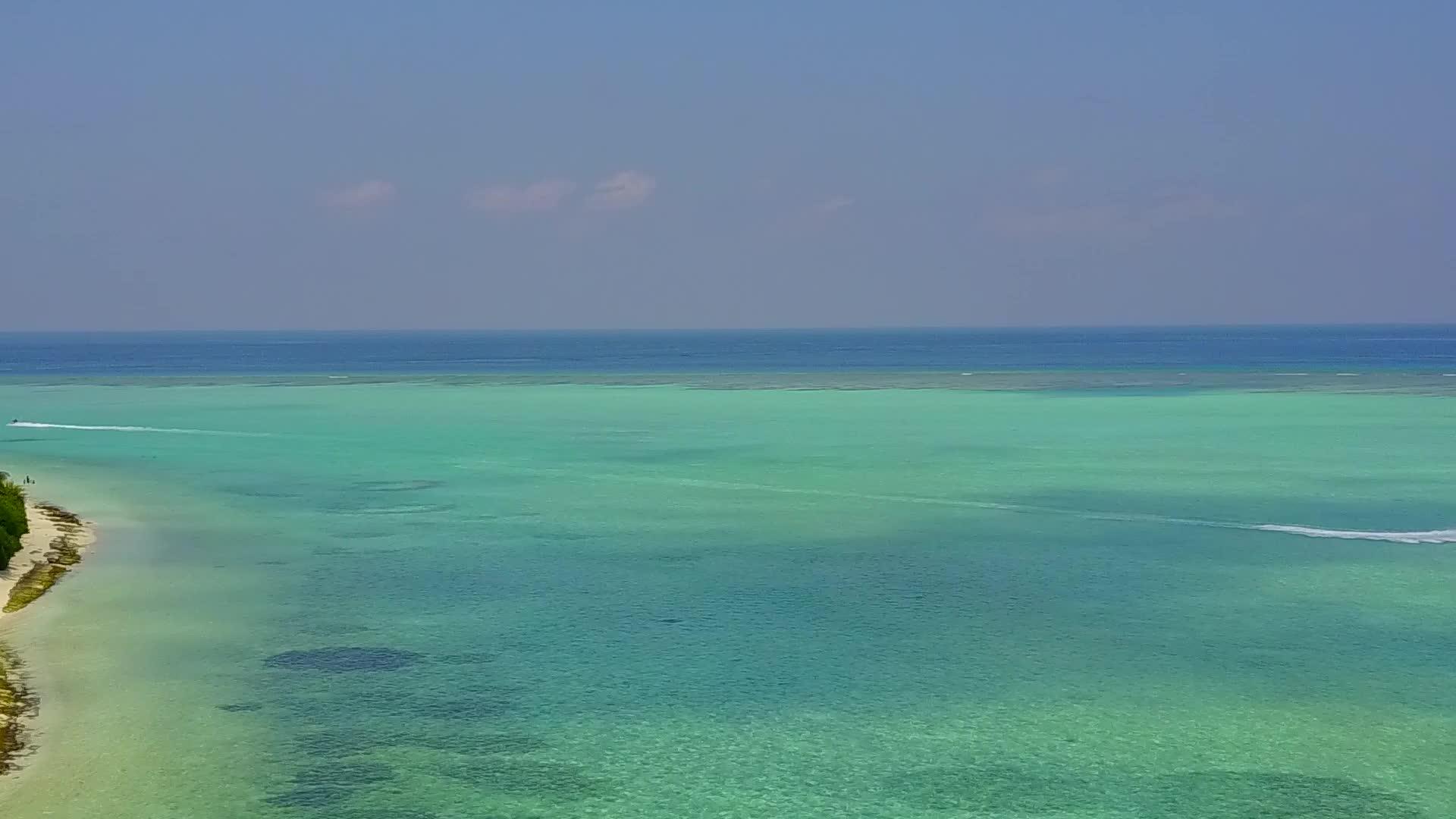 天堂岛海滩蓝绿环礁湖明沙底浅沙空中无人驾驶视频的预览图