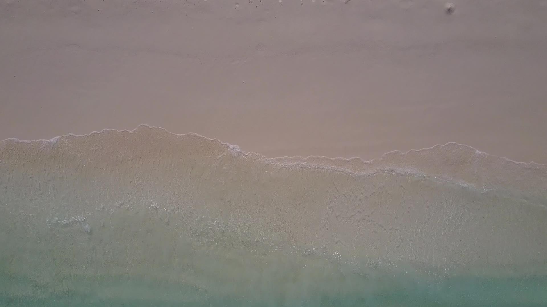 在蓝色的海洋和明亮的沙滩背景下美丽的海岸线海滩之旅视频的预览图