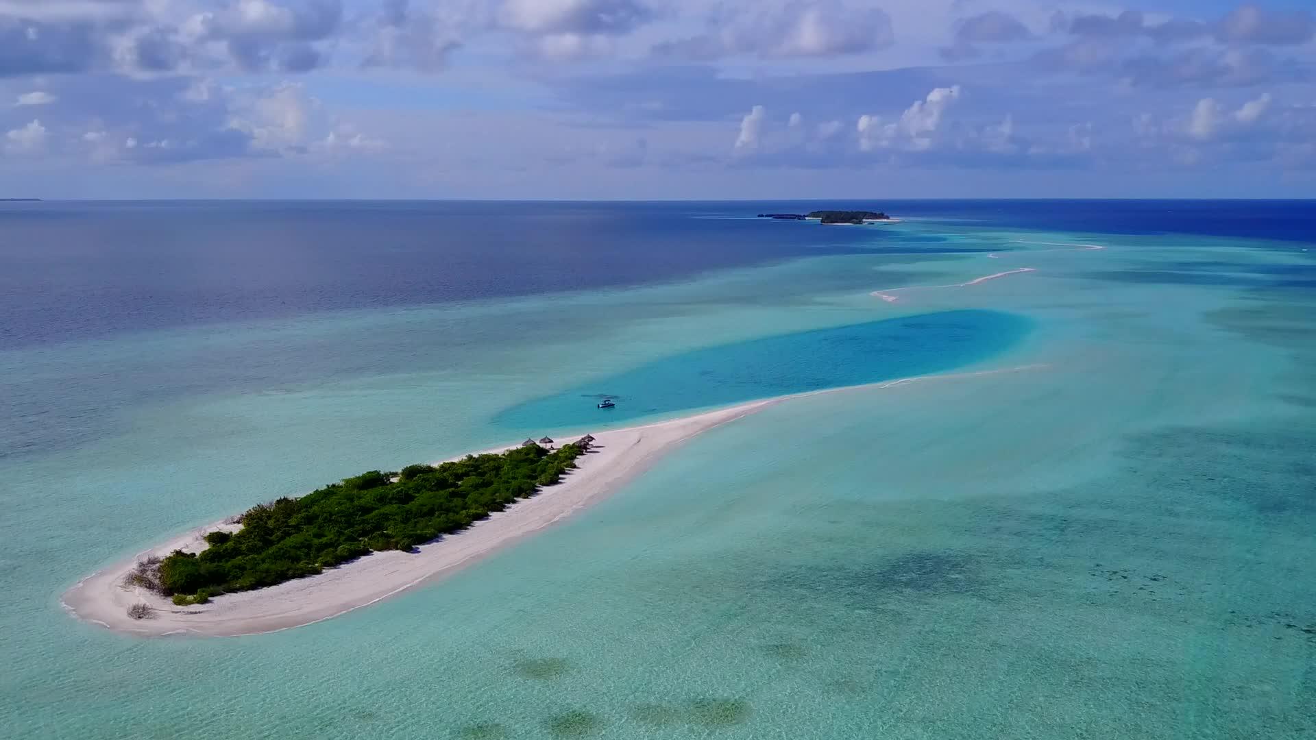 豪华海岸海滩度假无人机在蓝绿海和干净海滩的背景下视频的预览图
